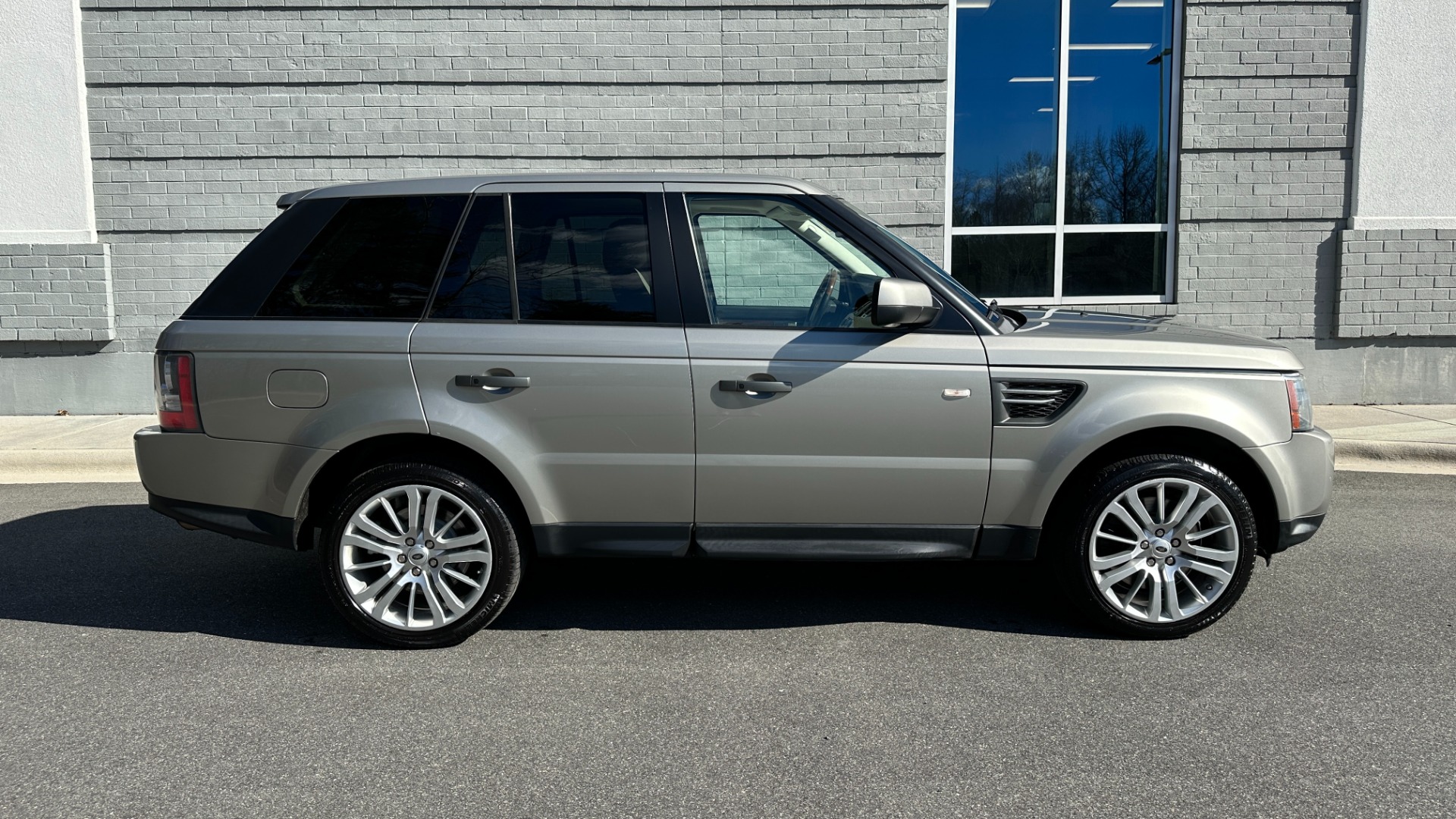 Used 2010 Land Rover Range Rover Sport HSE LUX / EXTENDED LEATHER / LUXURY INTERIOR PKG / REAR ENTERTAINMENT for sale Sold at Formula Imports in Charlotte NC 28227 7