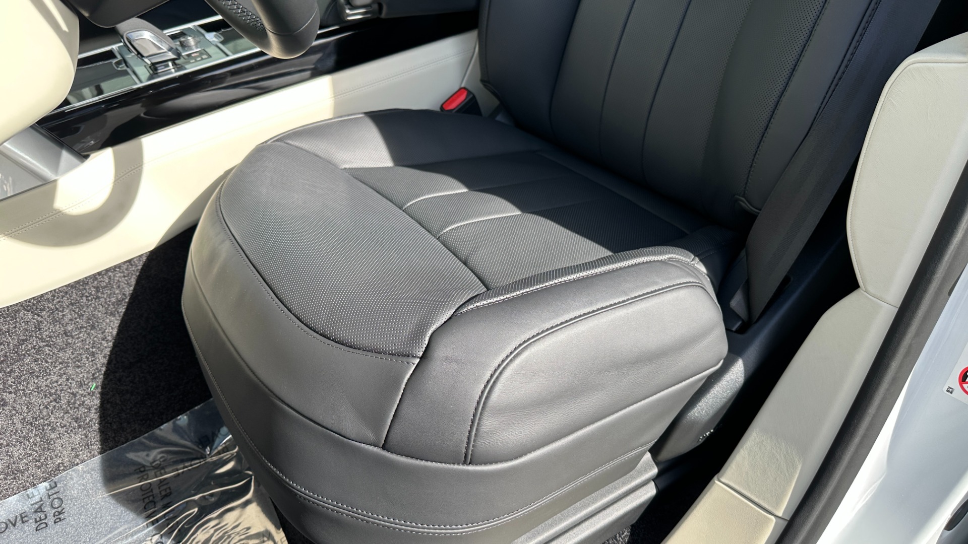 Used 2023 Land Rover Range Rover P530 SE / 20 WAY SEATING / WINDSOR LEATHER / TECH PKG / PREMIUM PKG / CLIMA for sale Sold at Formula Imports in Charlotte NC 28227 14