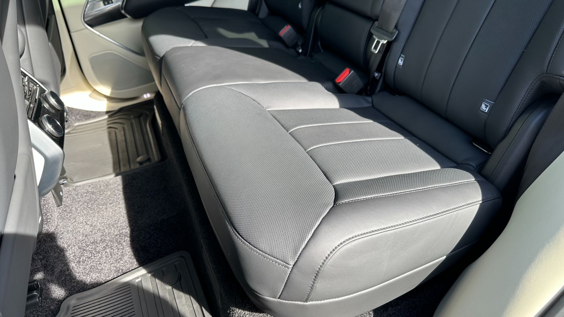 Used 2023 Land Rover Range Rover P530 SE / 20 WAY SEATING / WINDSOR LEATHER / TECH PKG / PREMIUM PKG / CLIMA for sale Sold at Formula Imports in Charlotte NC 28227 27