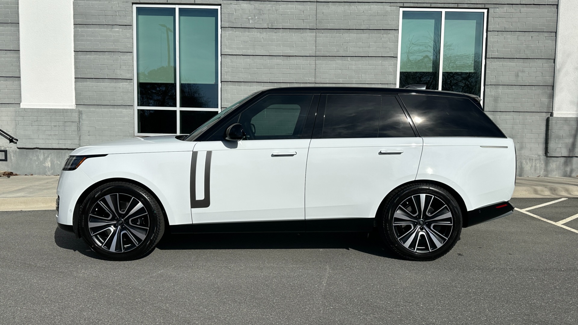 Used 2023 Land Rover Range Rover P530 SE / 20 WAY SEATING / WINDSOR LEATHER / TECH PKG / PREMIUM PKG / CLIMA for sale Sold at Formula Imports in Charlotte NC 28227 3