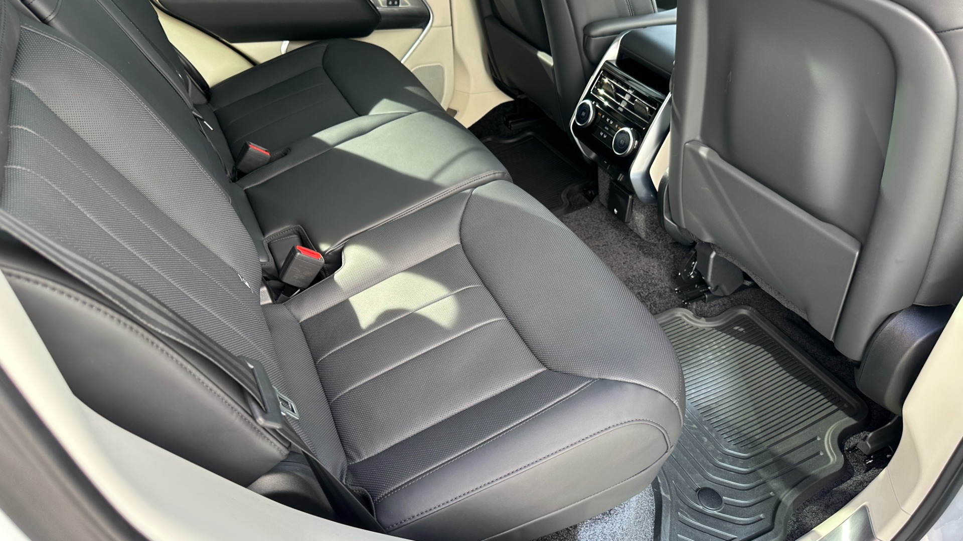 Used 2023 Land Rover Range Rover P530 SE / 20 WAY SEATING / WINDSOR LEATHER / TECH PKG / PREMIUM PKG / CLIMA for sale Sold at Formula Imports in Charlotte NC 28227 33