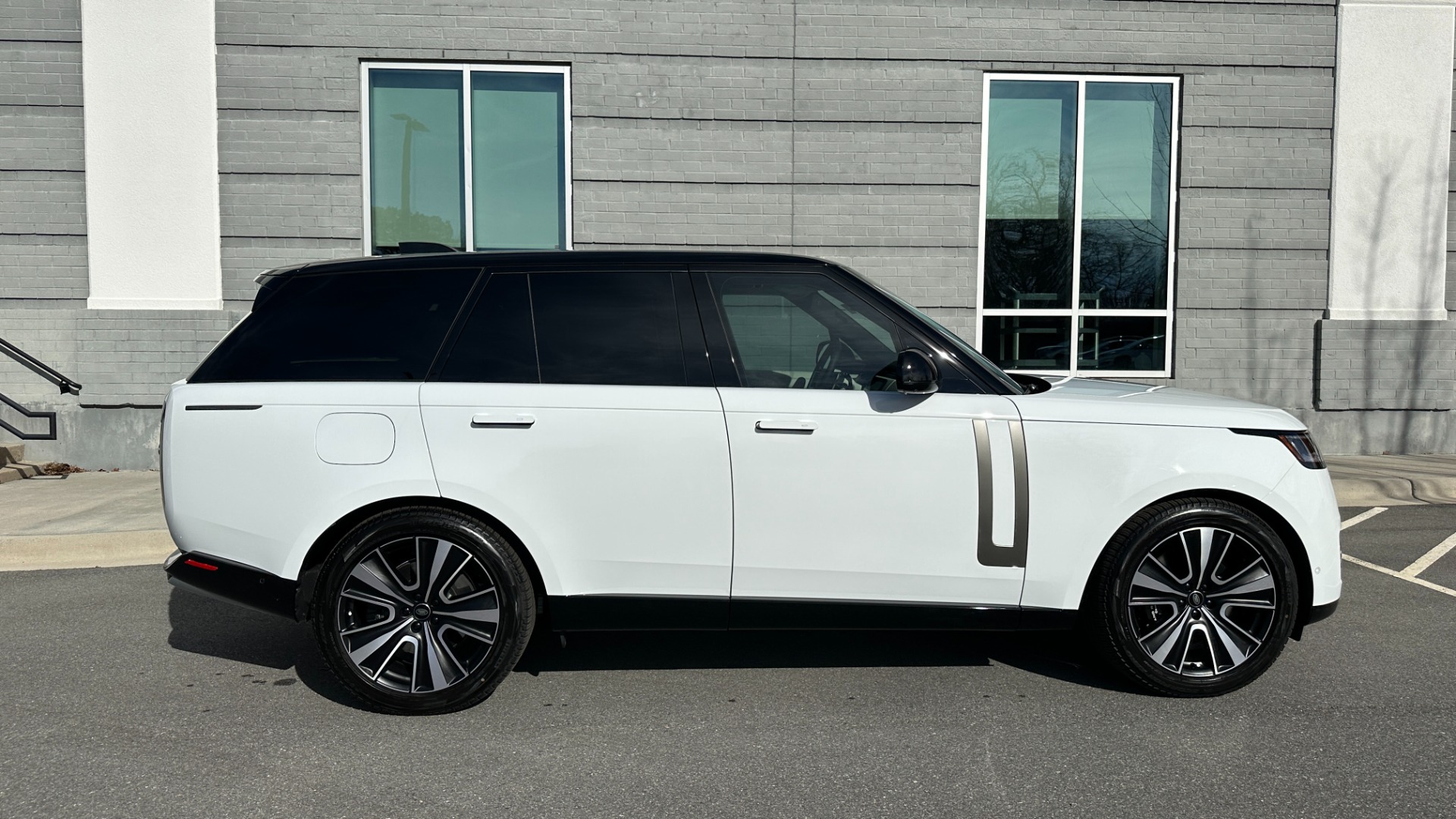 Used 2023 Land Rover Range Rover P530 SE / 20 WAY SEATING / WINDSOR LEATHER / TECH PKG / PREMIUM PKG / CLIMA for sale Sold at Formula Imports in Charlotte NC 28227 6