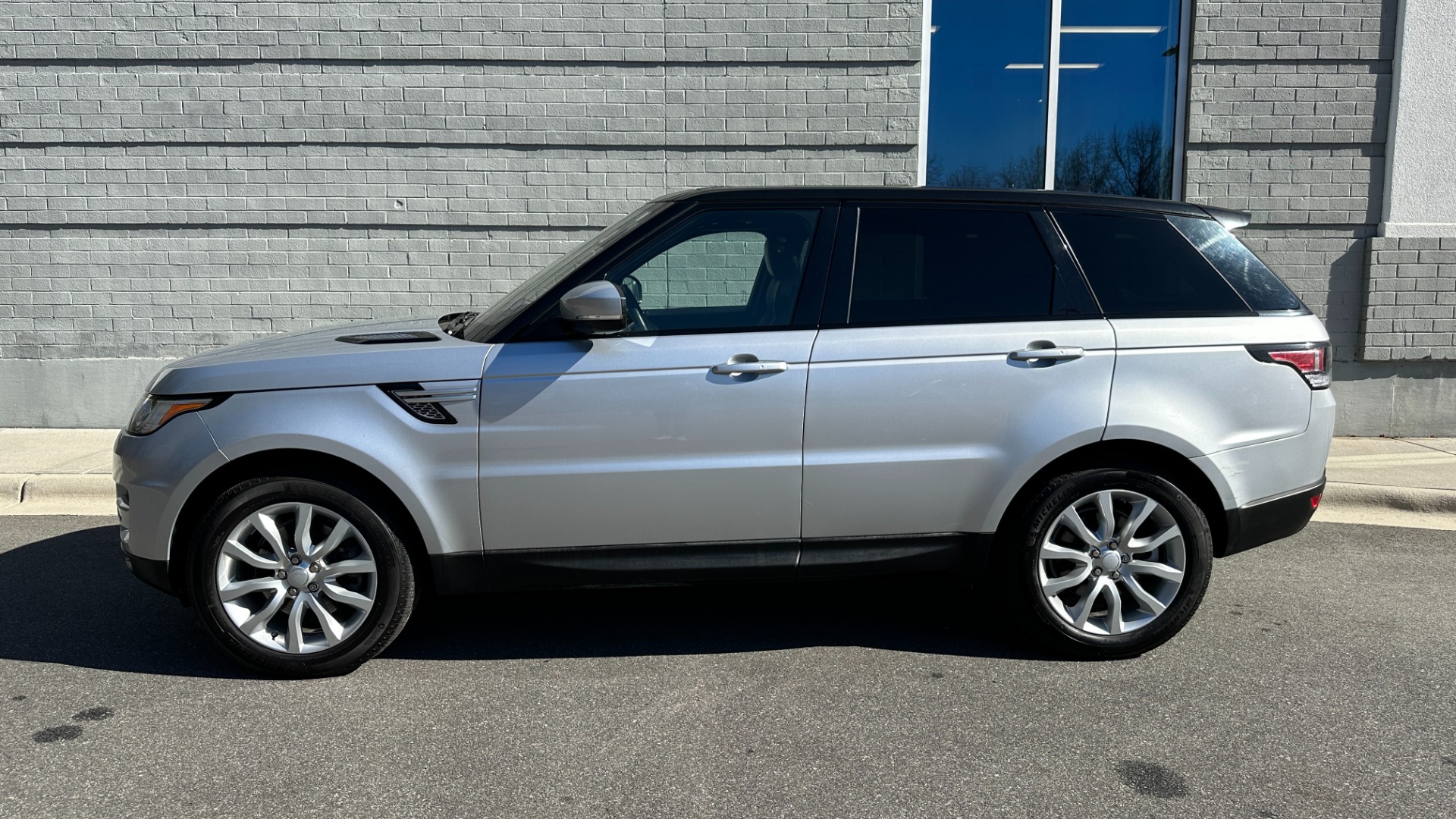 Used 2016 Land Rover Range Rover Sport V6 HSE / VISIBILITY PACKAGE / PANORAMIC ROOF / CLIMATE PACKAGE for sale Sold at Formula Imports in Charlotte NC 28227 3
