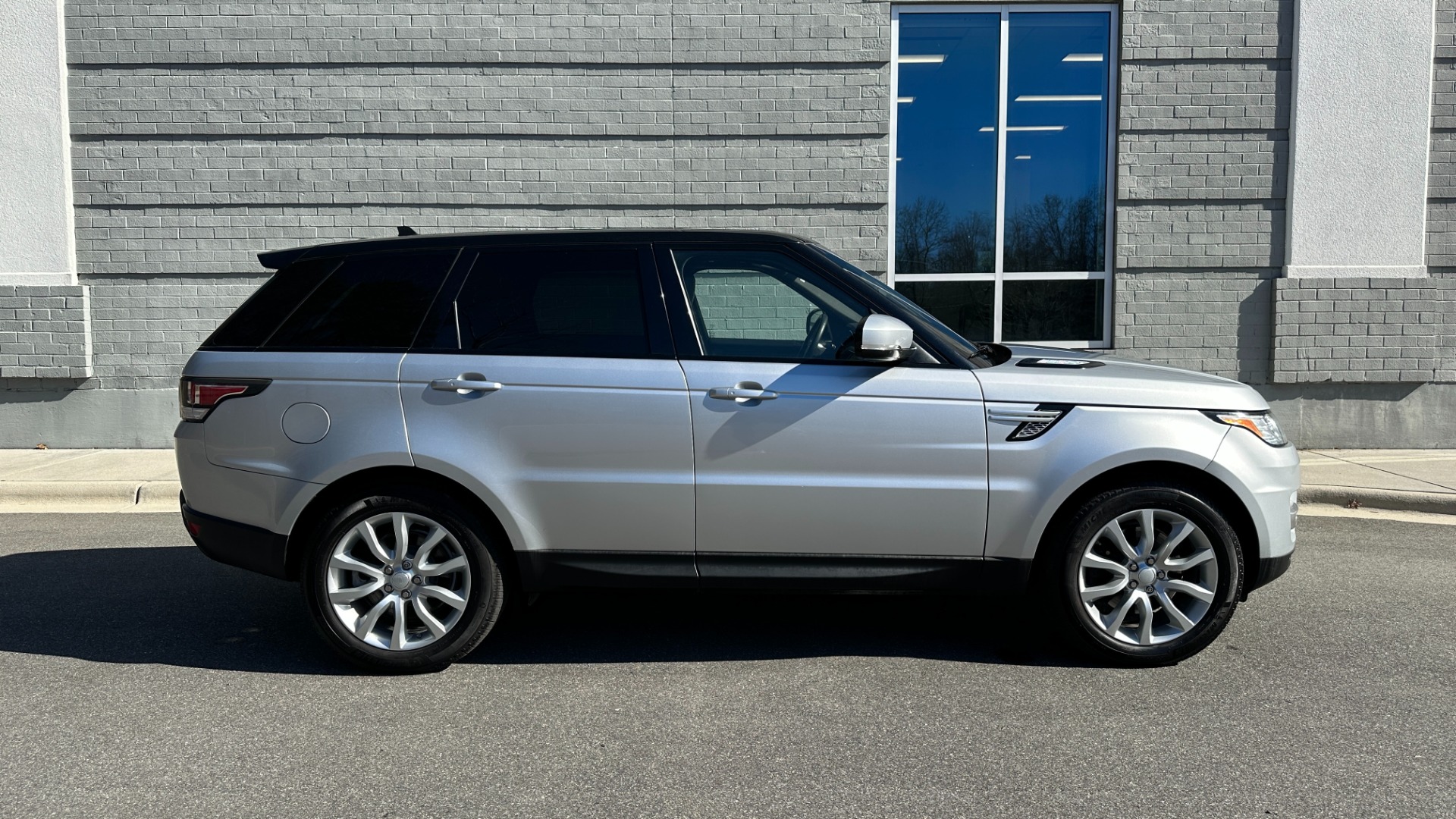 Used 2016 Land Rover Range Rover Sport V6 HSE / VISIBILITY PACKAGE / PANORAMIC ROOF / CLIMATE PACKAGE for sale Sold at Formula Imports in Charlotte NC 28227 6