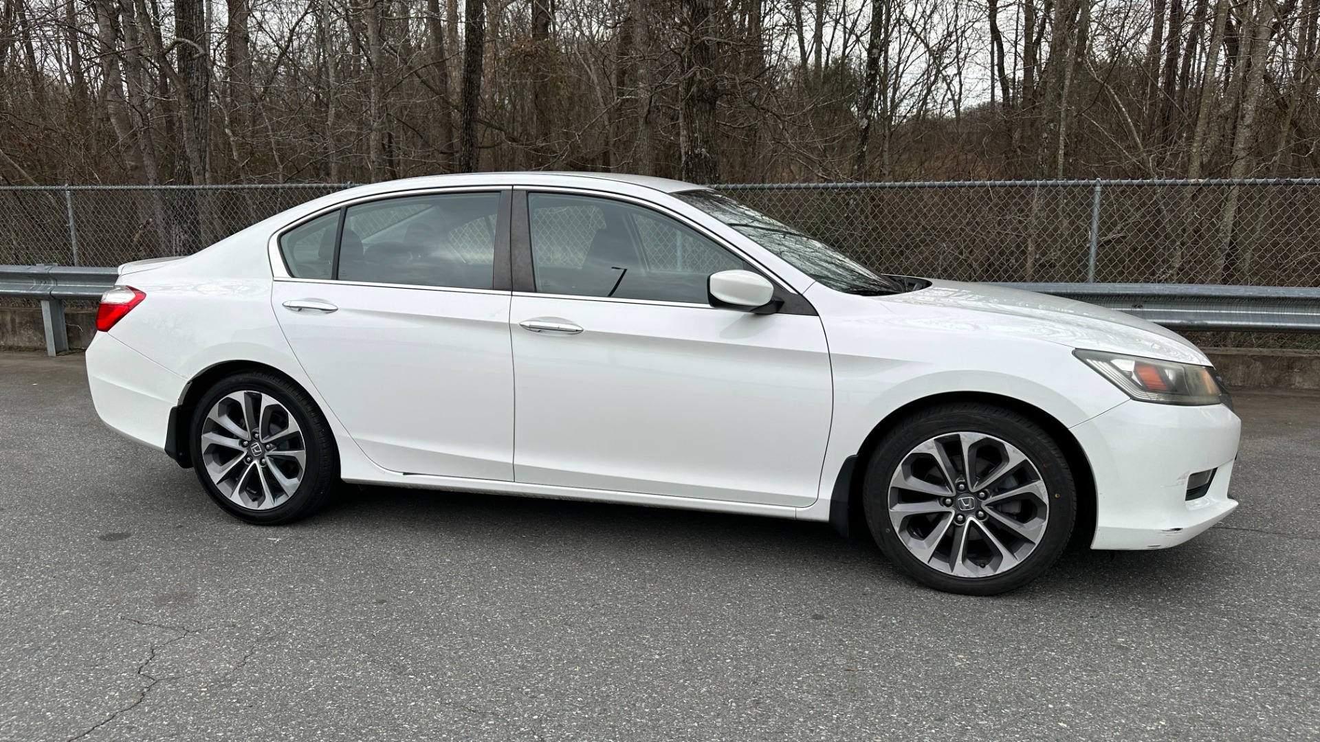 Used 2015 Honda Accord Sedan SPORT / CLOTH / 4CYL ENGINE / BACKUP CAMERA for sale Sold at Formula Imports in Charlotte NC 28227 3