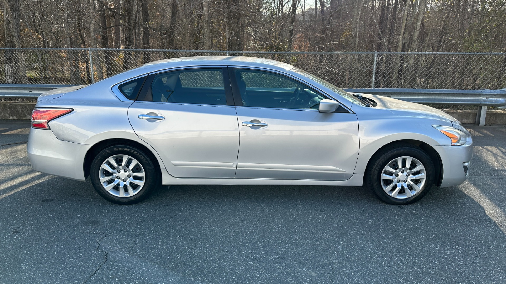 Used 2014 Nissan Altima 2.5 S / CLOTH / 4CYL / BODY SIDE MOLDING / RADIO for sale Sold at Formula Imports in Charlotte NC 28227 5