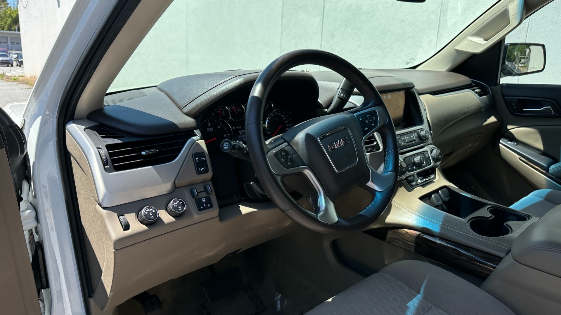 Used 2015 GMC Yukon SLE / CONVENIENCE PACKAGE / HD TRAILERING PKG / 2SPD TRANSFER CASE for sale Sold at Formula Imports in Charlotte NC 28227 11