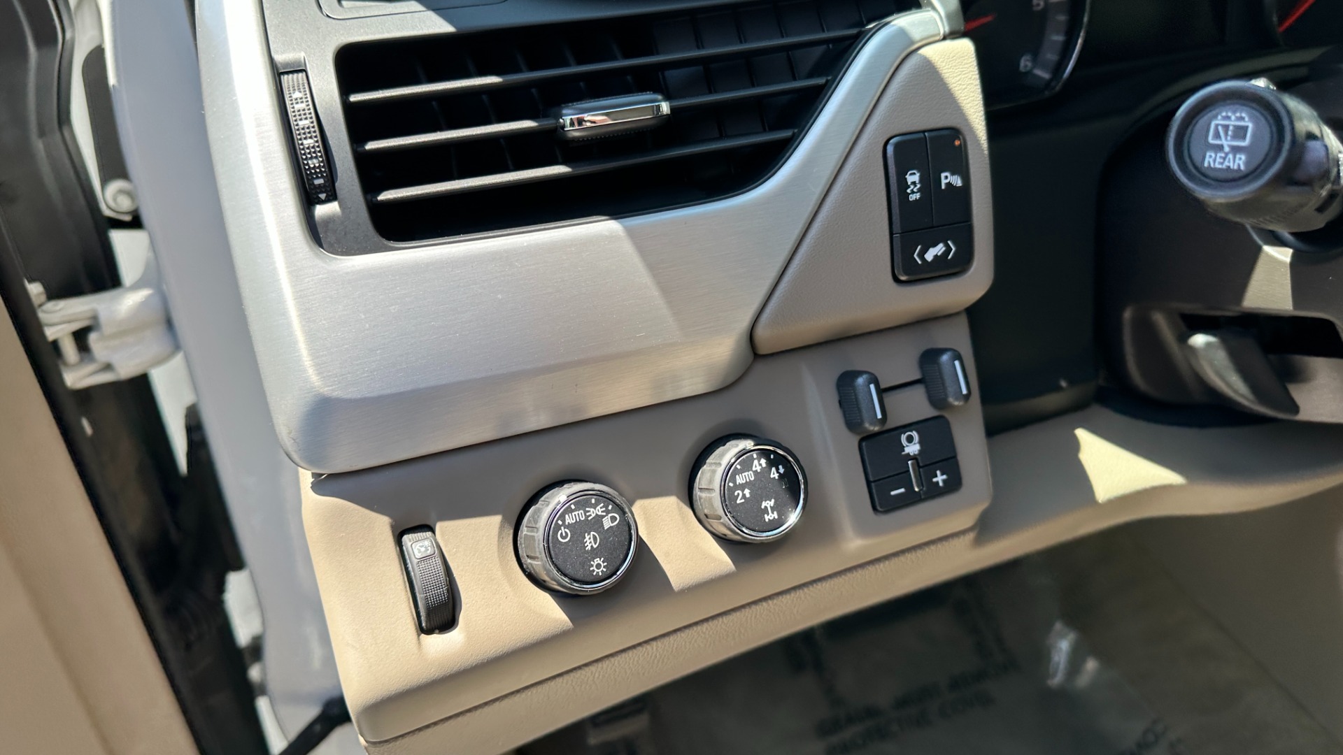 Used 2015 GMC Yukon SLE / CONVENIENCE PACKAGE / HD TRAILERING PKG / 2SPD TRANSFER CASE for sale Sold at Formula Imports in Charlotte NC 28227 15
