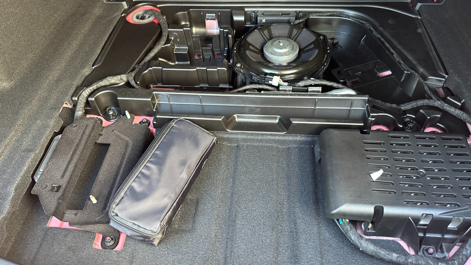 Used 2015 GMC Yukon SLE / CONVENIENCE PACKAGE / HD TRAILERING PKG / 2SPD TRANSFER CASE for sale Sold at Formula Imports in Charlotte NC 28227 39