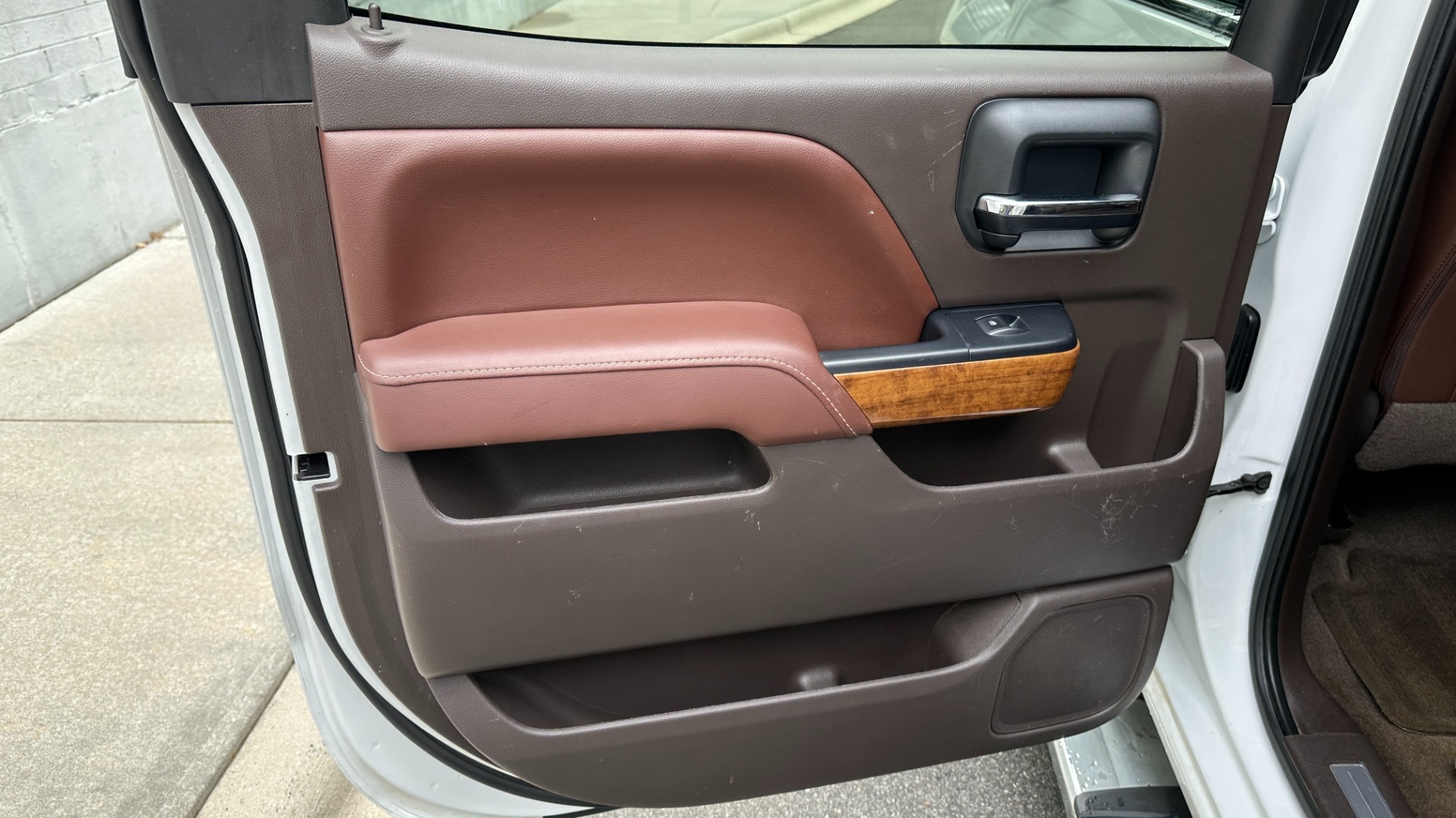 Used 2016 Chevrolet Silverado 1500 HIGH COUNTRY / PREMIUM PACKAGE / PEARL PAINT / SUNROOF / 4X4 for sale Sold at Formula Imports in Charlotte NC 28227 26