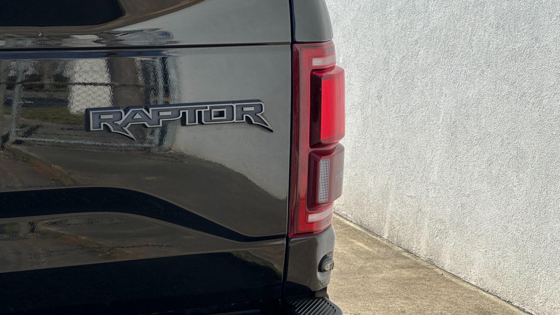 Used 2017 Ford F-150 RAPTOR / 802A PACKAGE / TAILGATE STEP / BEDLINER / SYNC 3 for sale $44,995 at Formula Imports in Charlotte NC 28227 43