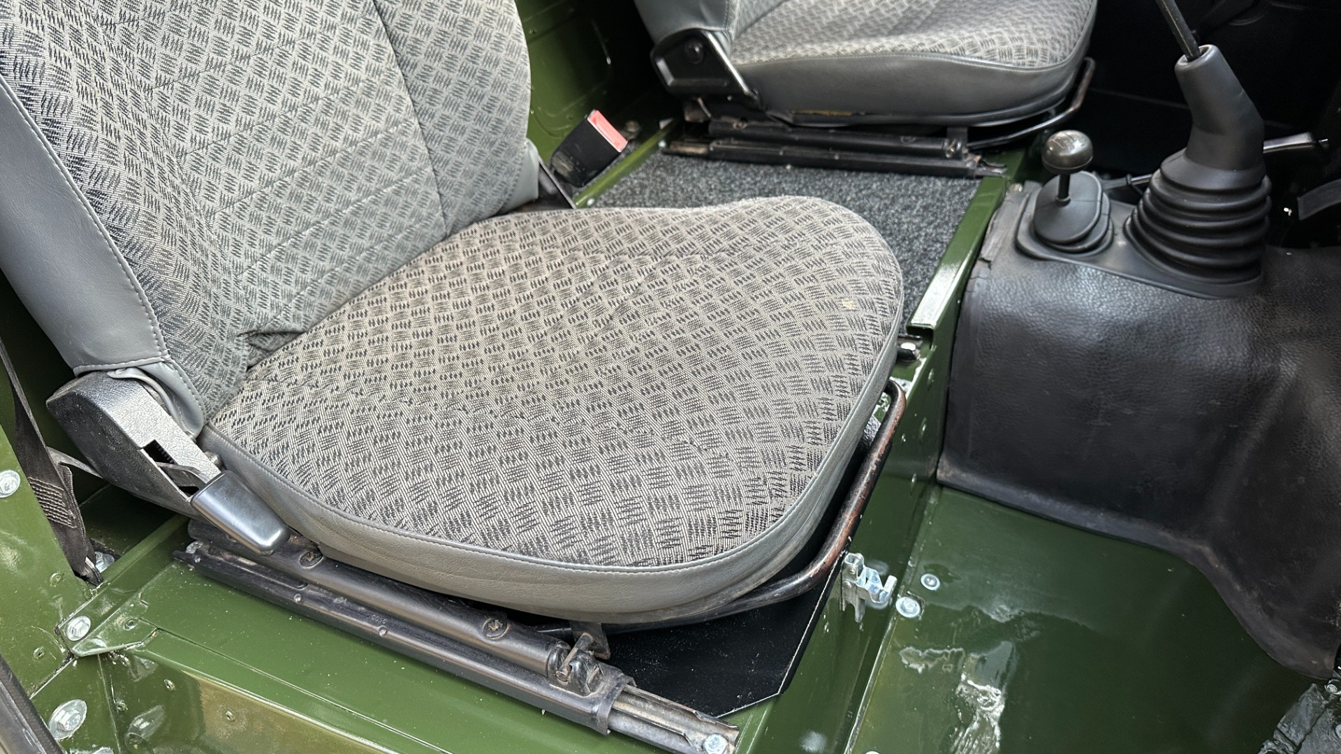 Used 1994 Land Rover Defender Defender 90 RESTORED / 200 TDi DIESEL / HARD TOP / REAR BENCH / BUMPERS for sale Sold at Formula Imports in Charlotte NC 28227 30