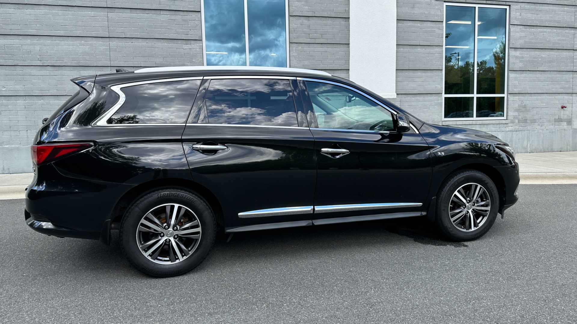 Used 2018 INFINITI QX60 for sale Sold at Formula Imports in Charlotte NC 28227 3