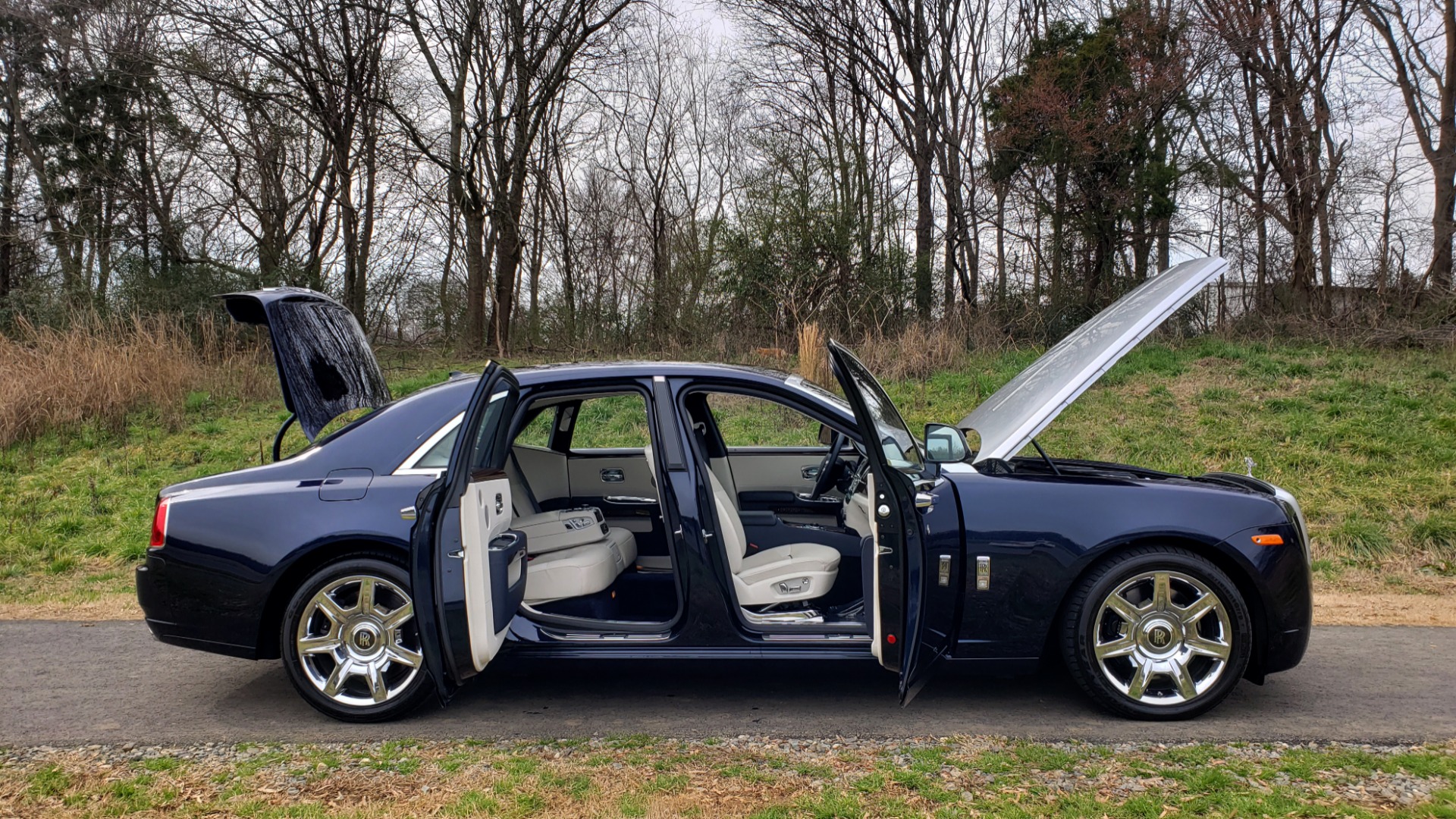 Used 2013 Rolls-Royce GHOST FTR SLCT 2/ NAV/ PANO-ROOF/ LN DEPART/ NIGHT VSN/ REARVIEW for sale Sold at Formula Imports in Charlotte NC 28227 19