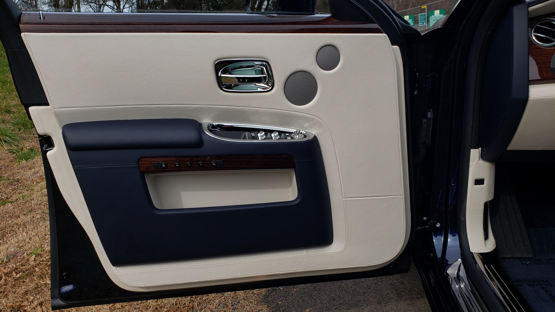 Used 2013 Rolls-Royce GHOST FTR SLCT 2/ NAV/ PANO-ROOF/ LN DEPART/ NIGHT VSN/ REARVIEW for sale Sold at Formula Imports in Charlotte NC 28227 35