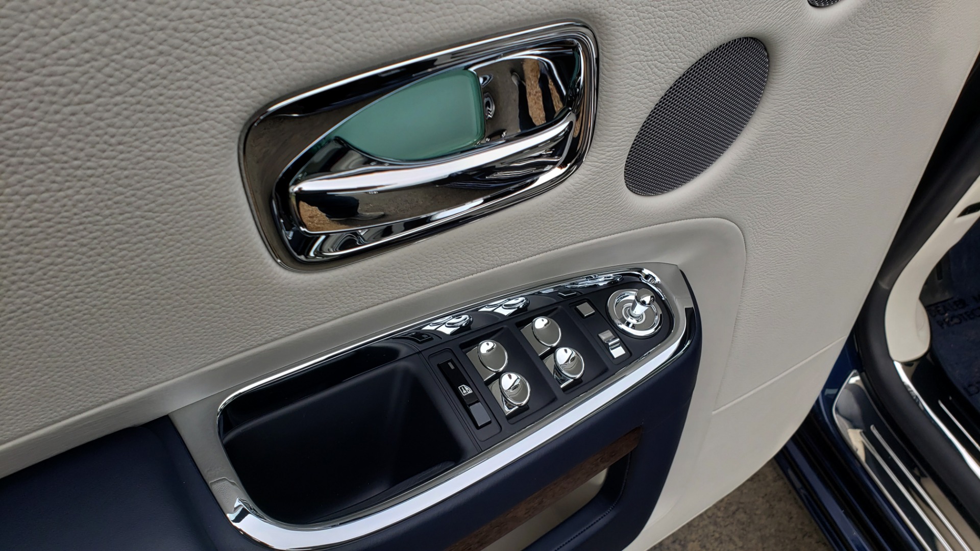 Used 2013 Rolls-Royce GHOST FTR SLCT 2/ NAV/ PANO-ROOF/ LN DEPART/ NIGHT VSN/ REARVIEW for sale Sold at Formula Imports in Charlotte NC 28227 37
