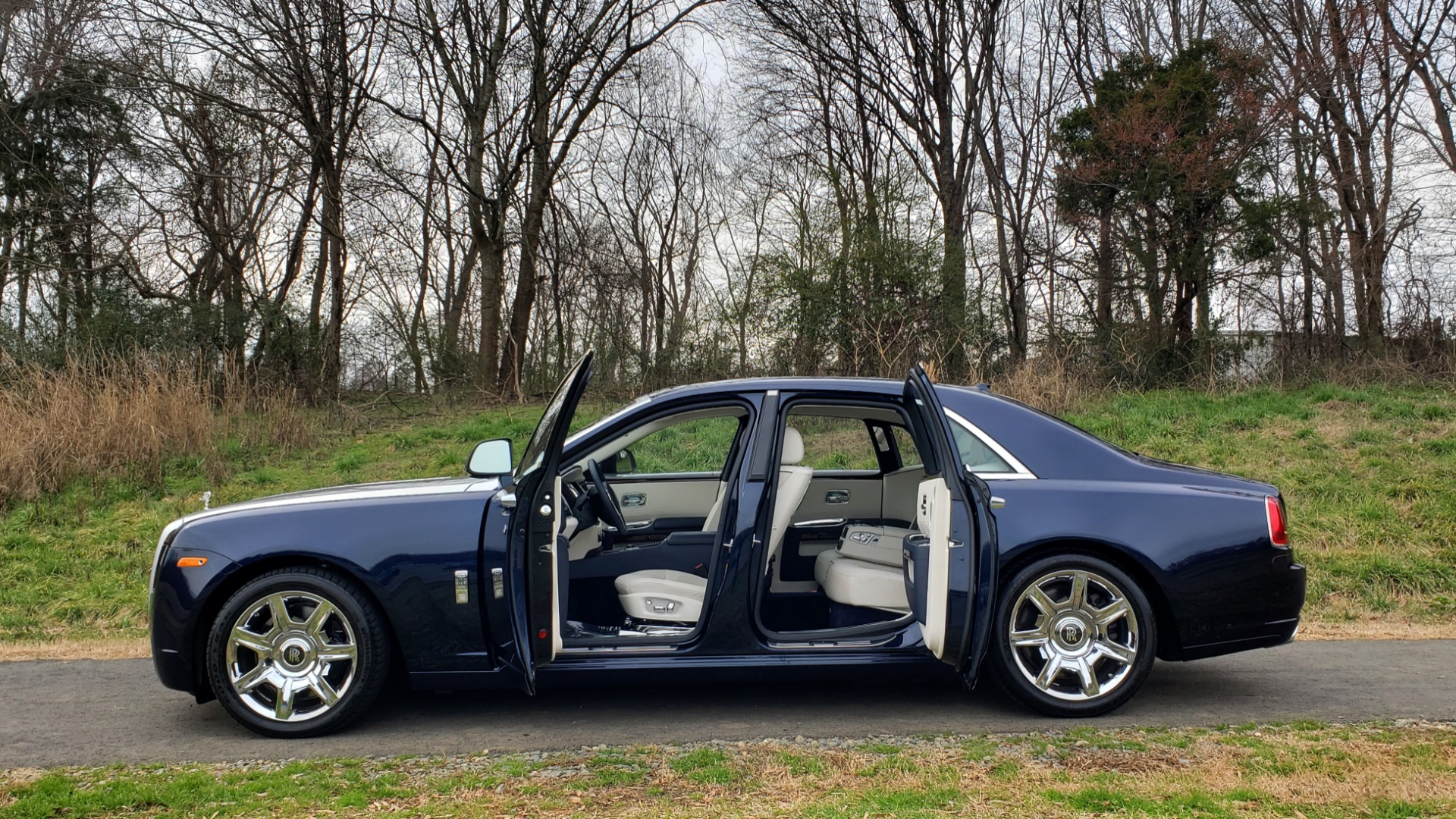 Used 2013 Rolls-Royce GHOST FTR SLCT 2/ NAV/ PANO-ROOF/ LN DEPART/ NIGHT VSN/ REARVIEW for sale Sold at Formula Imports in Charlotte NC 28227 8