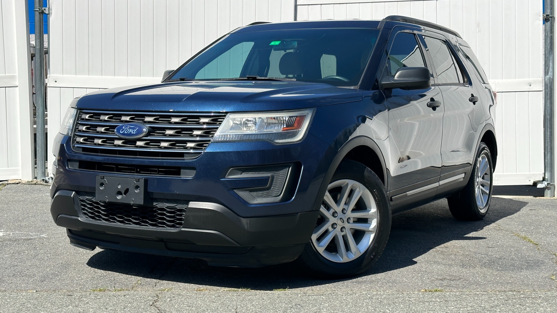 Used 2016 Ford Explorer FWD / 3.5L V6 ENGINE / 3RD ROW SEATING / CLOTH INTERIOR for sale Sold at Formula Imports in Charlotte NC 28227 1