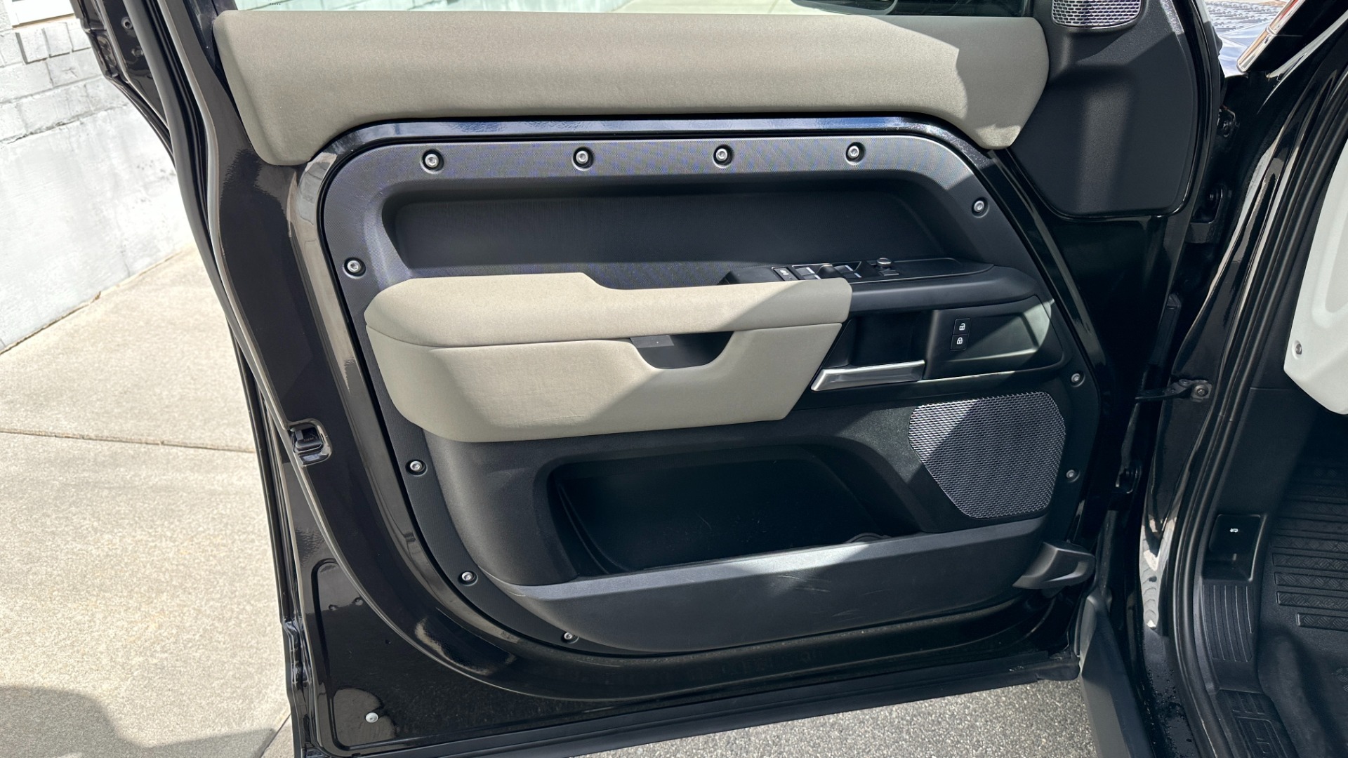 Used 2020 Land Rover Defender S / PANORAMIC ROOF / FOG LIGHTS / CLEARSIGHT MIRROR / 12 WAY HEATED SEATS for sale Sold at Formula Imports in Charlotte NC 28227 10