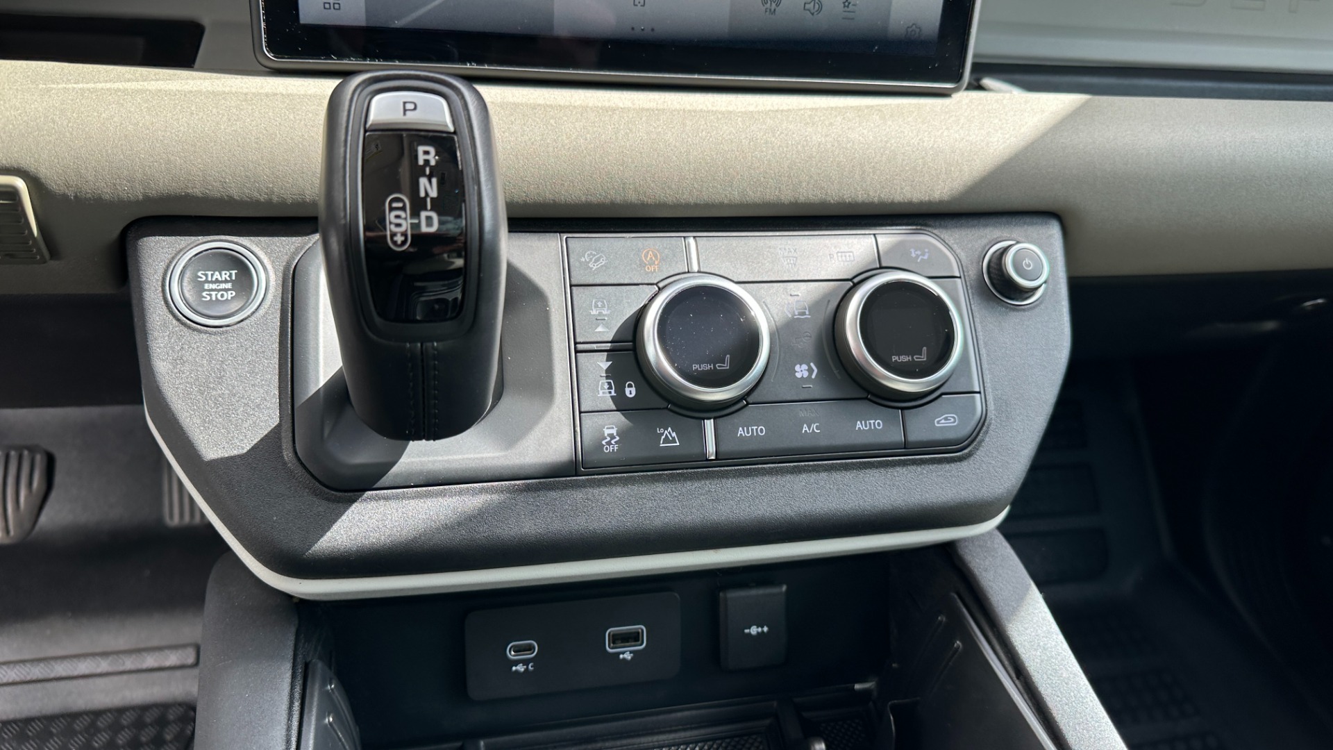 Used 2020 Land Rover Defender S / PANORAMIC ROOF / FOG LIGHTS / CLEARSIGHT MIRROR / 12 WAY HEATED SEATS for sale Sold at Formula Imports in Charlotte NC 28227 17