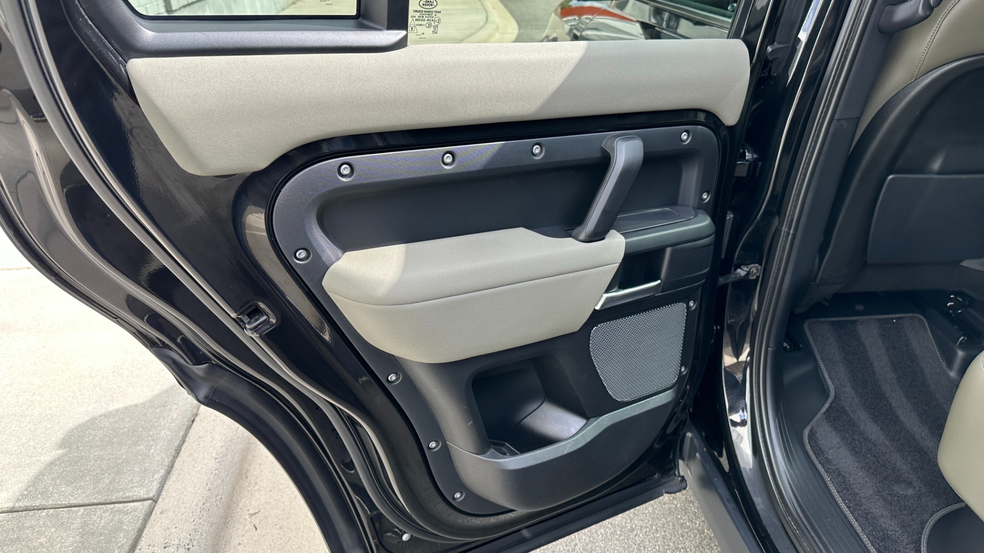 Used 2020 Land Rover Defender S / PANORAMIC ROOF / FOG LIGHTS / CLEARSIGHT MIRROR / 12 WAY HEATED SEATS for sale Sold at Formula Imports in Charlotte NC 28227 22
