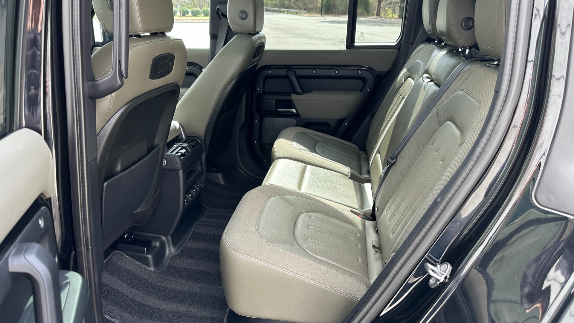 Used 2020 Land Rover Defender S / PANORAMIC ROOF / FOG LIGHTS / CLEARSIGHT MIRROR / 12 WAY HEATED SEATS for sale Sold at Formula Imports in Charlotte NC 28227 23