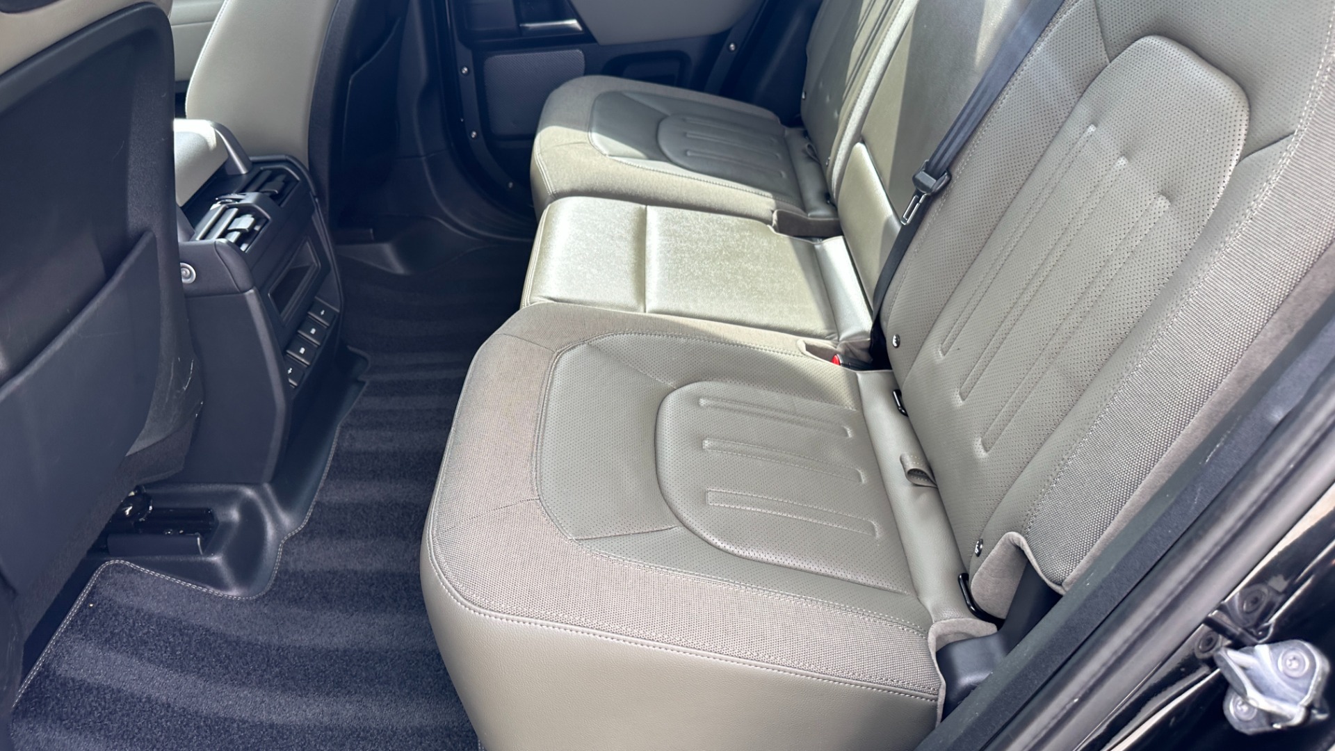 Used 2020 Land Rover Defender S / PANORAMIC ROOF / FOG LIGHTS / CLEARSIGHT MIRROR / 12 WAY HEATED SEATS for sale Sold at Formula Imports in Charlotte NC 28227 25