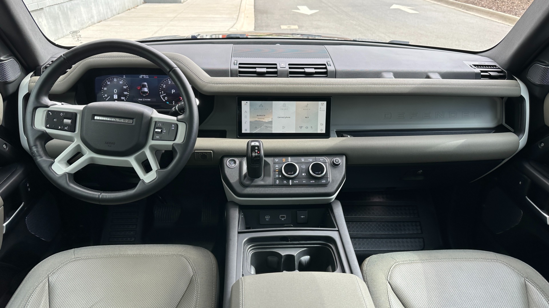 Used 2020 Land Rover Defender S / PANORAMIC ROOF / FOG LIGHTS / CLEARSIGHT MIRROR / 12 WAY HEATED SEATS for sale Sold at Formula Imports in Charlotte NC 28227 27