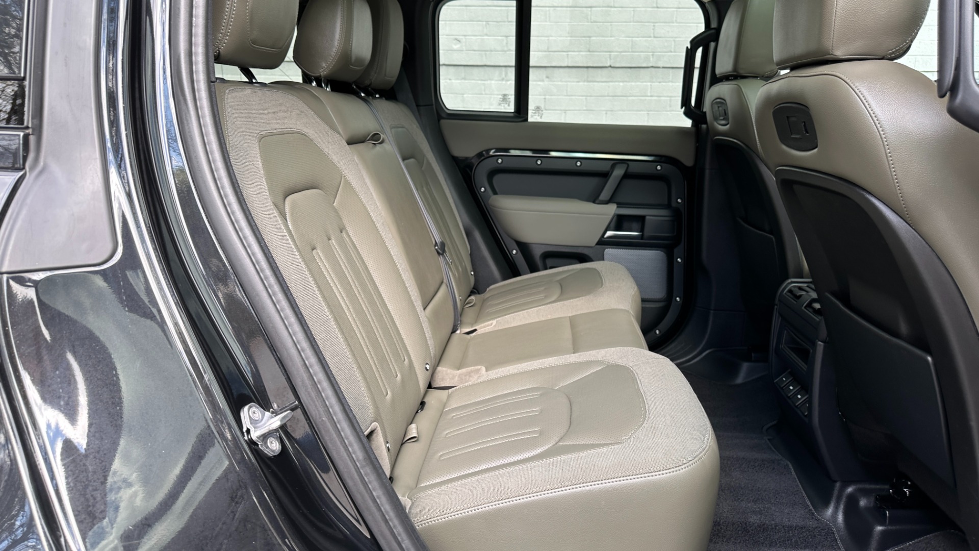 Used 2020 Land Rover Defender S / PANORAMIC ROOF / FOG LIGHTS / CLEARSIGHT MIRROR / 12 WAY HEATED SEATS for sale Sold at Formula Imports in Charlotte NC 28227 30