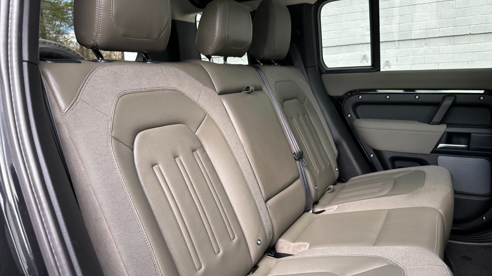 Used 2020 Land Rover Defender S / PANORAMIC ROOF / FOG LIGHTS / CLEARSIGHT MIRROR / 12 WAY HEATED SEATS for sale Sold at Formula Imports in Charlotte NC 28227 31