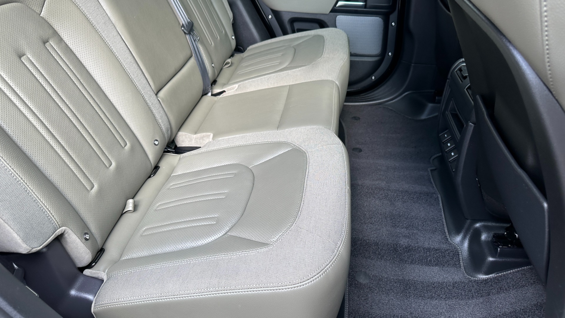 Used 2020 Land Rover Defender S / PANORAMIC ROOF / FOG LIGHTS / CLEARSIGHT MIRROR / 12 WAY HEATED SEATS for sale Sold at Formula Imports in Charlotte NC 28227 32