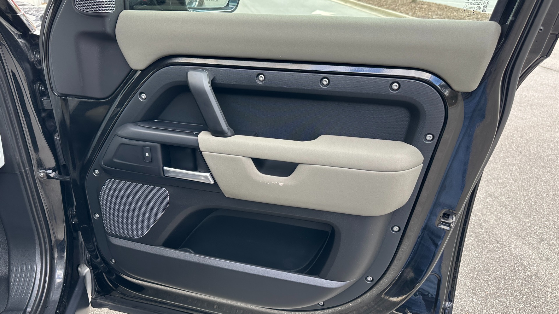 Used 2020 Land Rover Defender S / PANORAMIC ROOF / FOG LIGHTS / CLEARSIGHT MIRROR / 12 WAY HEATED SEATS for sale Sold at Formula Imports in Charlotte NC 28227 33