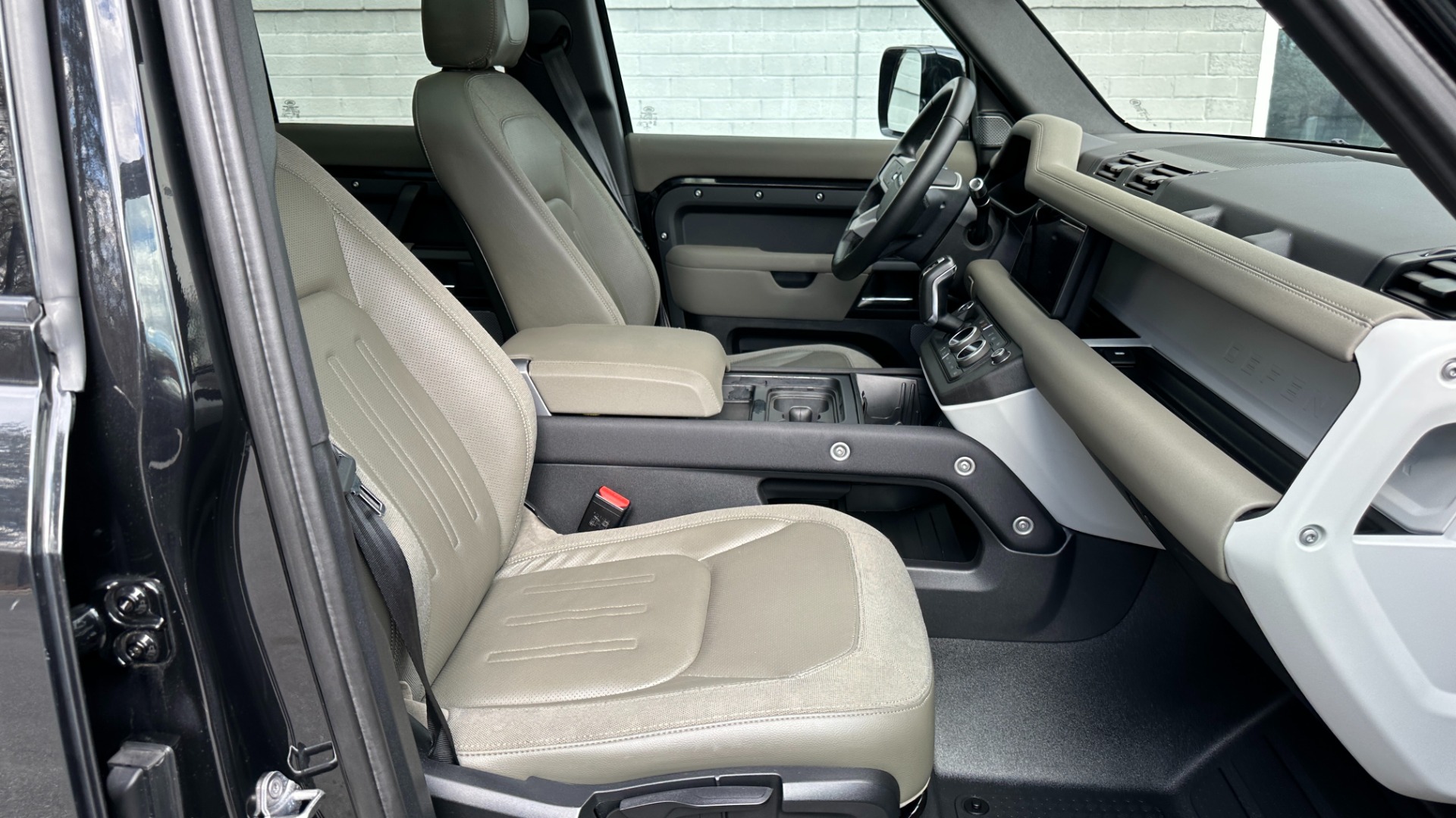 Used 2020 Land Rover Defender S / PANORAMIC ROOF / FOG LIGHTS / CLEARSIGHT MIRROR / 12 WAY HEATED SEATS for sale Sold at Formula Imports in Charlotte NC 28227 36