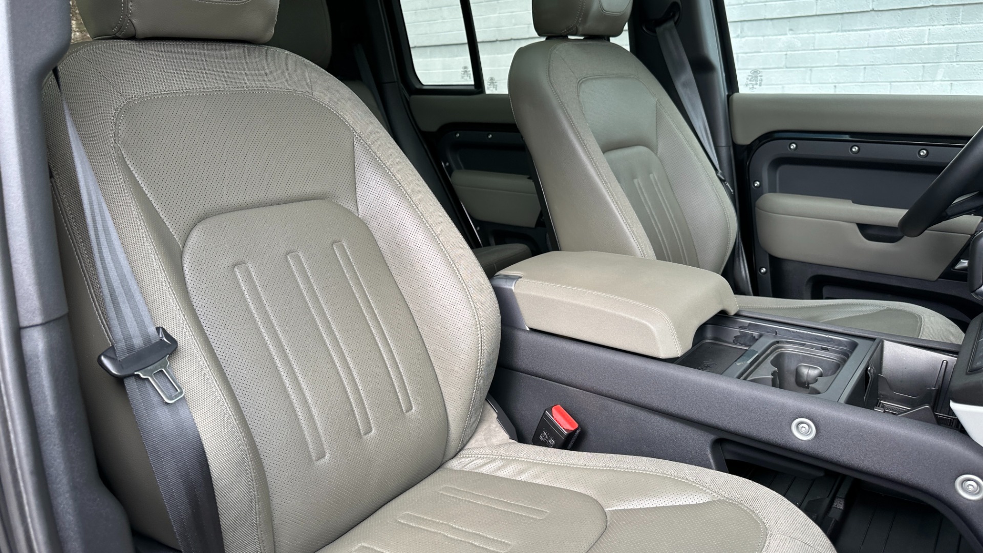 Used 2020 Land Rover Defender S / PANORAMIC ROOF / FOG LIGHTS / CLEARSIGHT MIRROR / 12 WAY HEATED SEATS for sale Sold at Formula Imports in Charlotte NC 28227 37