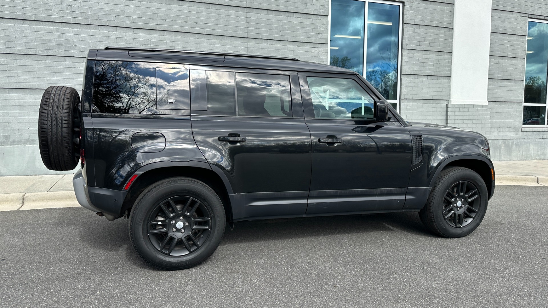 Used 2020 Land Rover Defender S / PANORAMIC ROOF / FOG LIGHTS / CLEARSIGHT MIRROR / 12 WAY HEATED SEATS for sale Sold at Formula Imports in Charlotte NC 28227 6