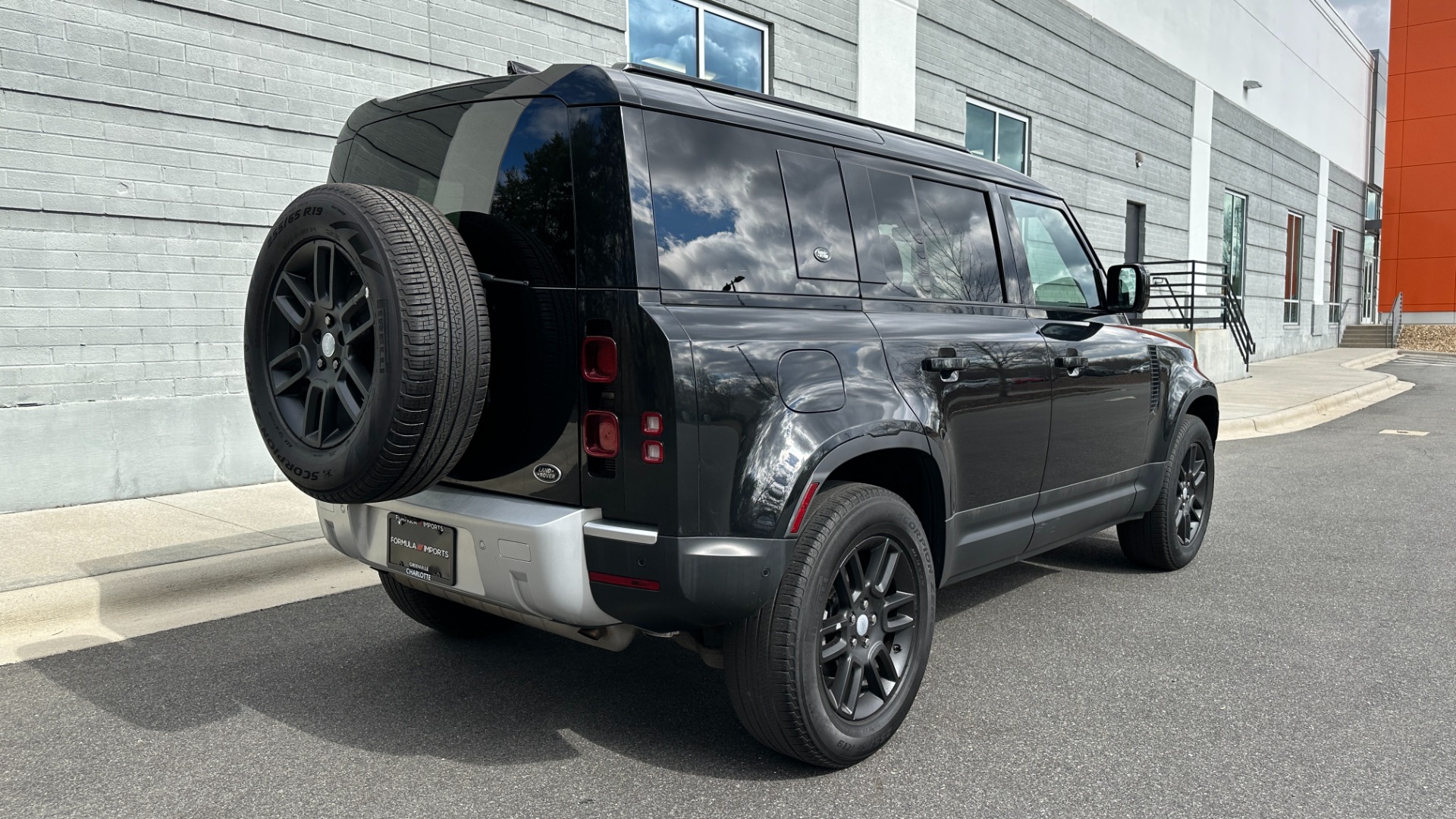 Used 2020 Land Rover Defender S / PANORAMIC ROOF / FOG LIGHTS / CLEARSIGHT MIRROR / 12 WAY HEATED SEATS for sale Sold at Formula Imports in Charlotte NC 28227 7