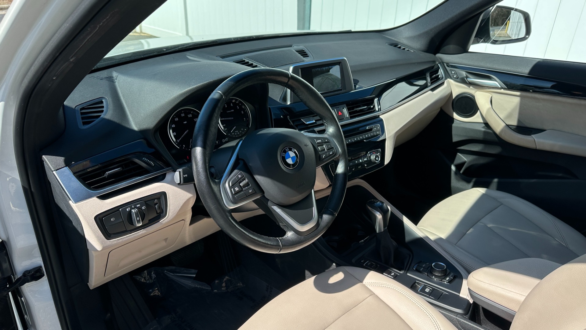 Used 2018 BMW X1 xDrive28i / HEATED SEATS / BACKUP CAMERA / CARGO COVER for sale Sold at Formula Imports in Charlotte NC 28227 10