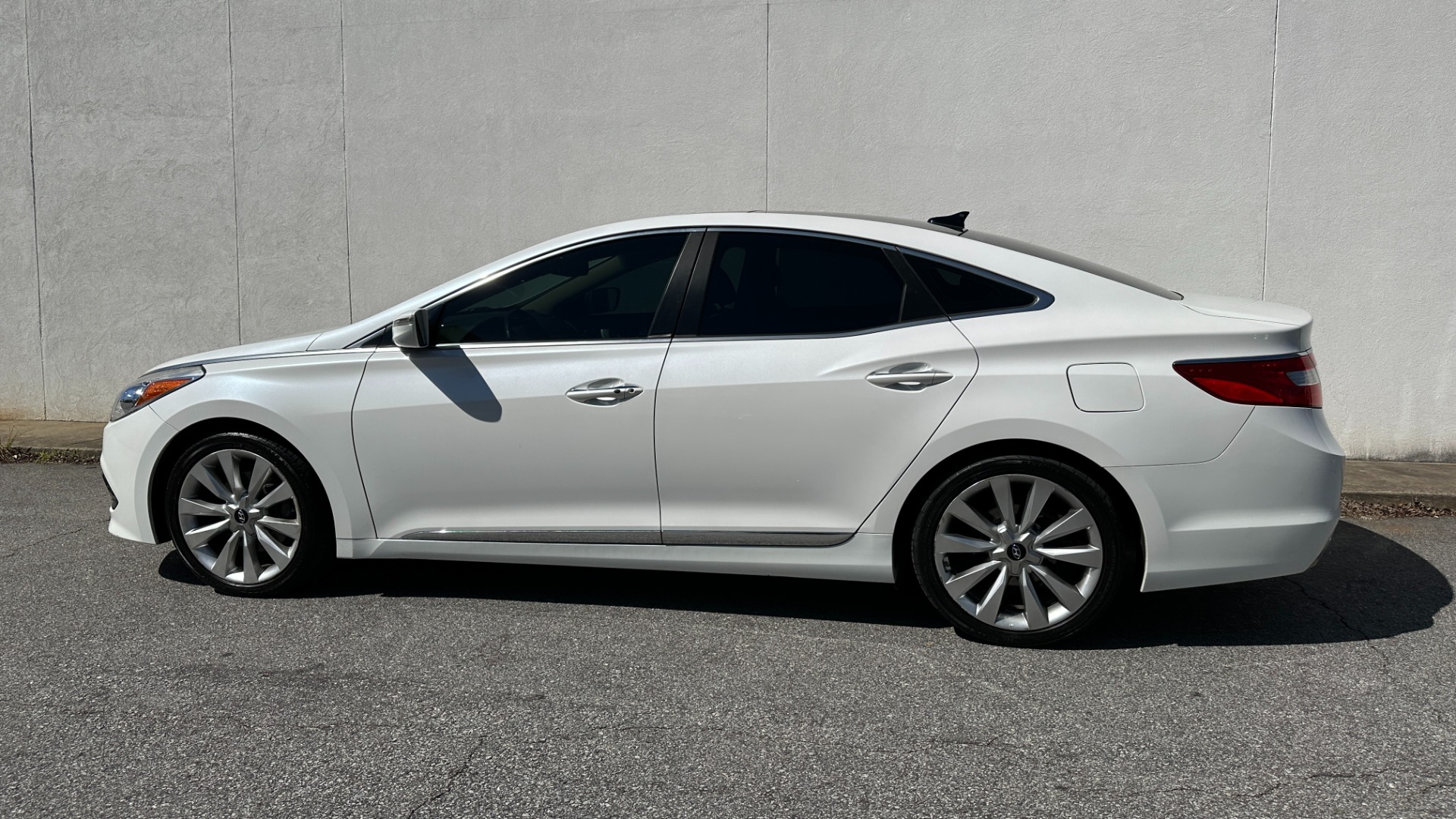 Used 2017 Hyundai Azera Limited for sale Sold at Formula Imports in Charlotte NC 28227 3
