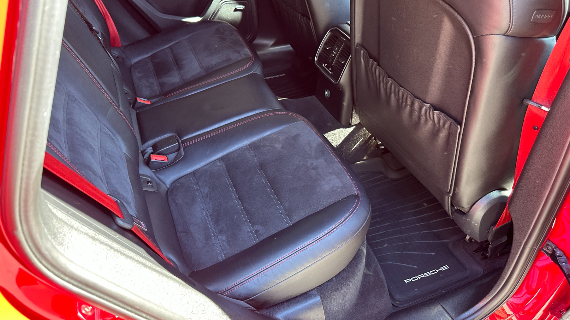Used 2017 Porsche Macan GTS / CARBON FIBER / GTS INTERIOR / DYNAMIC LIGHTS / BOSE / SPORT WHEEL for sale Sold at Formula Imports in Charlotte NC 28227 29