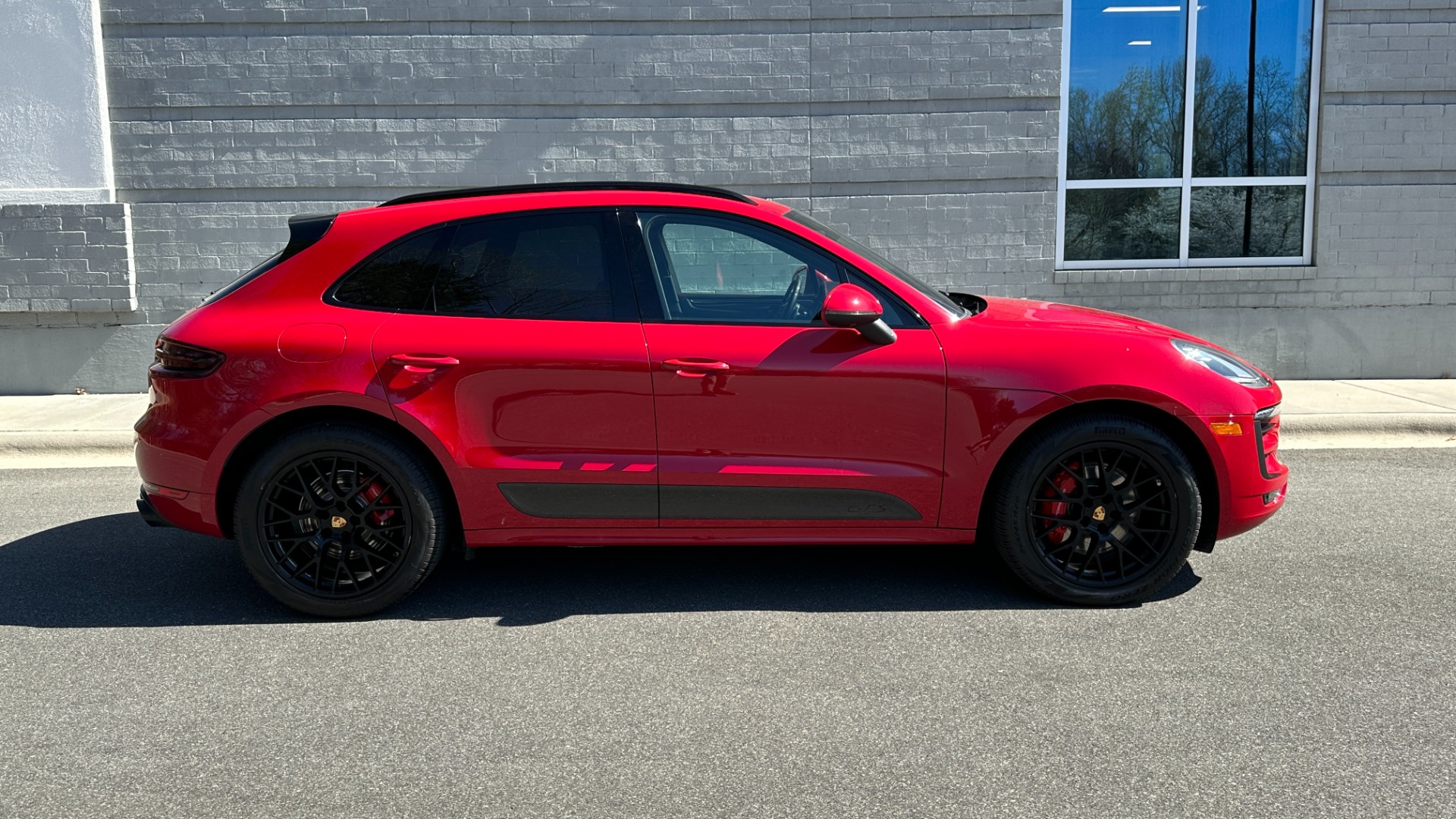 Used 2017 Porsche Macan GTS / CARBON FIBER / GTS INTERIOR / DYNAMIC LIGHTS / BOSE / SPORT WHEEL for sale Sold at Formula Imports in Charlotte NC 28227 3