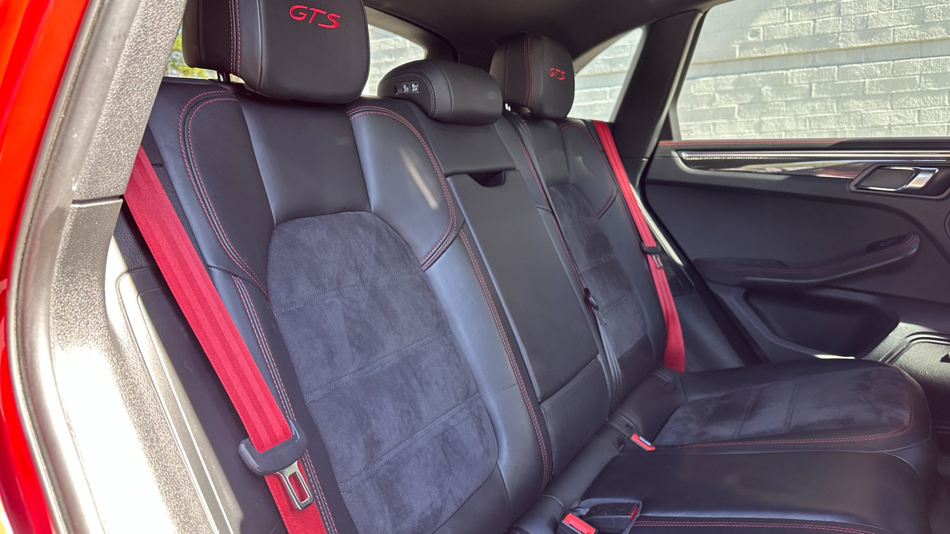 Used 2017 Porsche Macan GTS / CARBON FIBER / GTS INTERIOR / DYNAMIC LIGHTS / BOSE / SPORT WHEEL for sale Sold at Formula Imports in Charlotte NC 28227 30