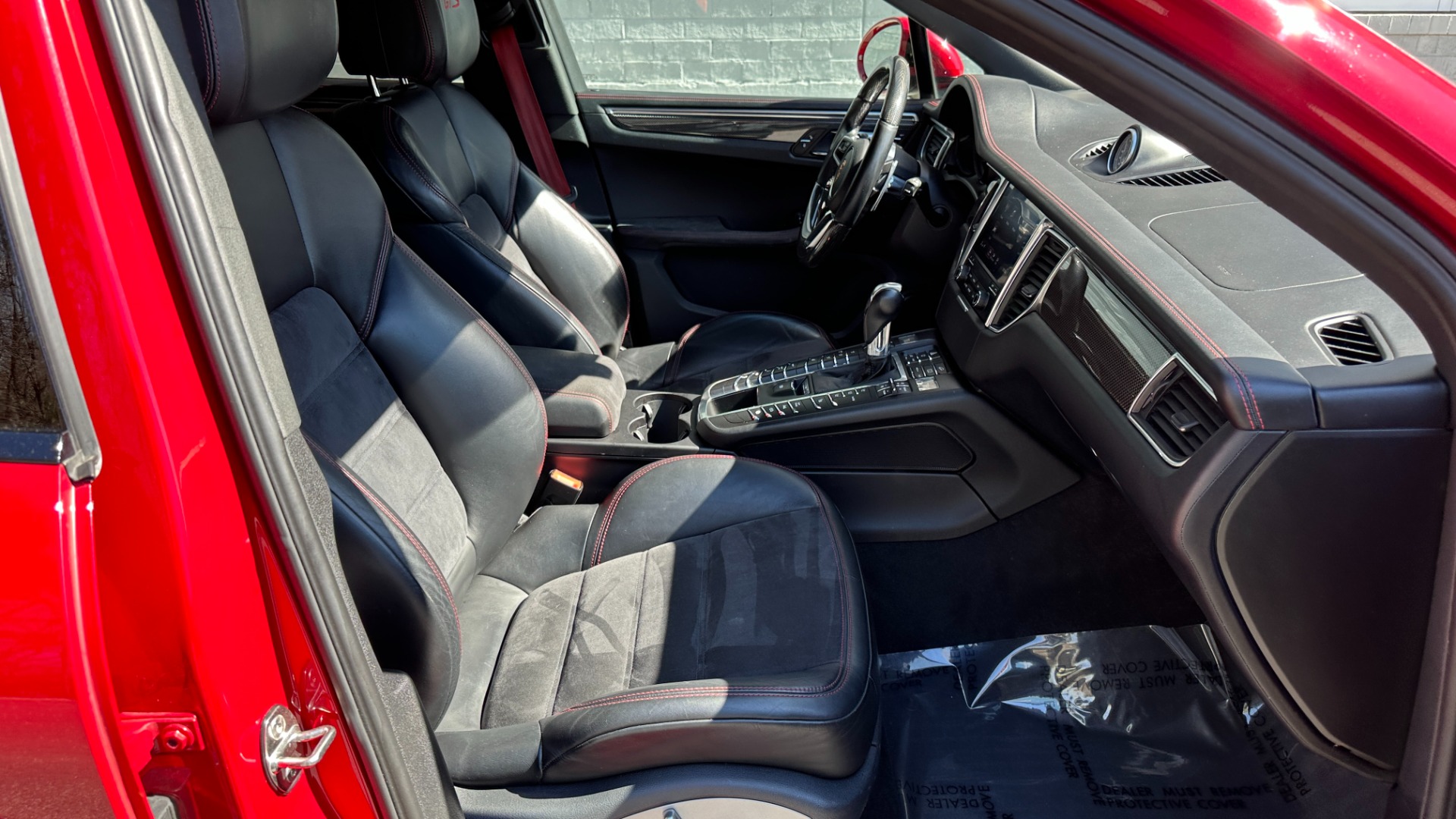 Used 2017 Porsche Macan GTS / CARBON FIBER / GTS INTERIOR / DYNAMIC LIGHTS / BOSE / SPORT WHEEL for sale Sold at Formula Imports in Charlotte NC 28227 33