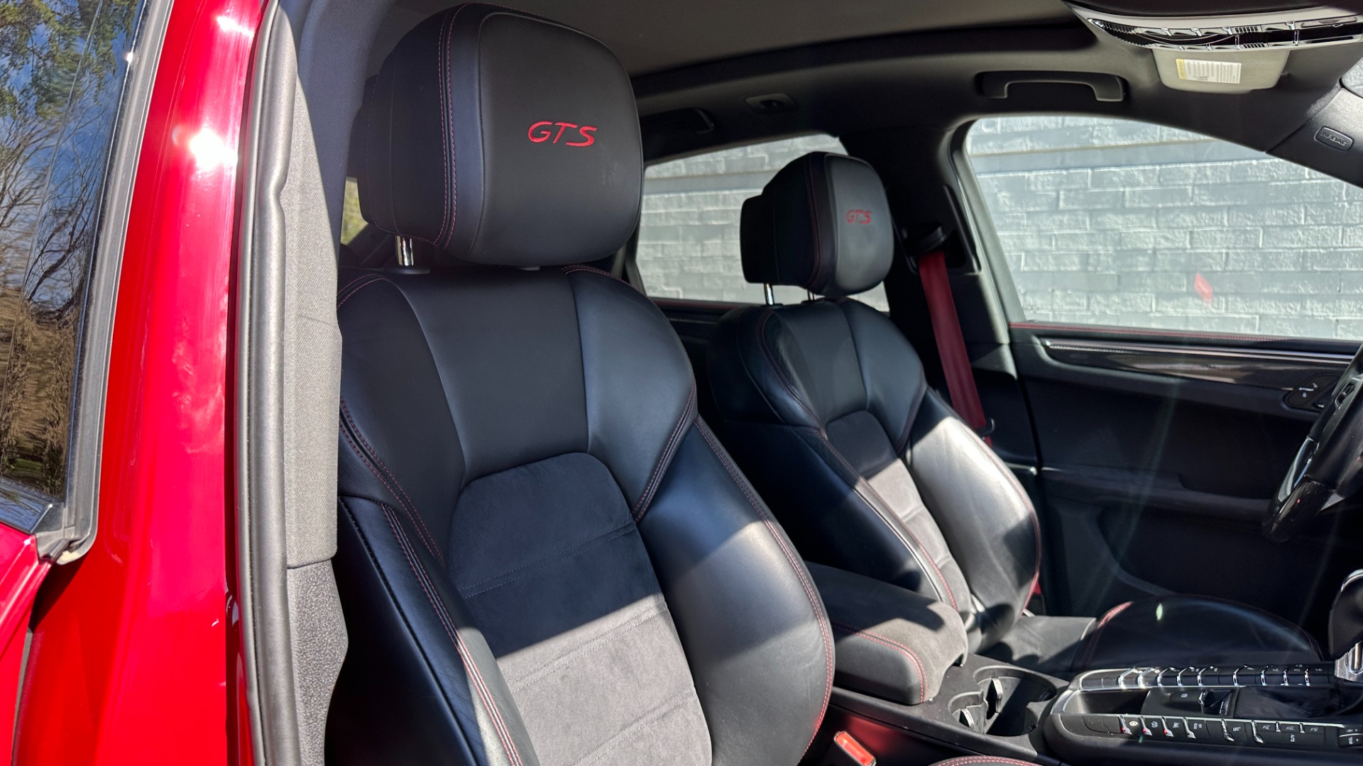 Used 2017 Porsche Macan GTS / CARBON FIBER / GTS INTERIOR / DYNAMIC LIGHTS / BOSE / SPORT WHEEL for sale Sold at Formula Imports in Charlotte NC 28227 34