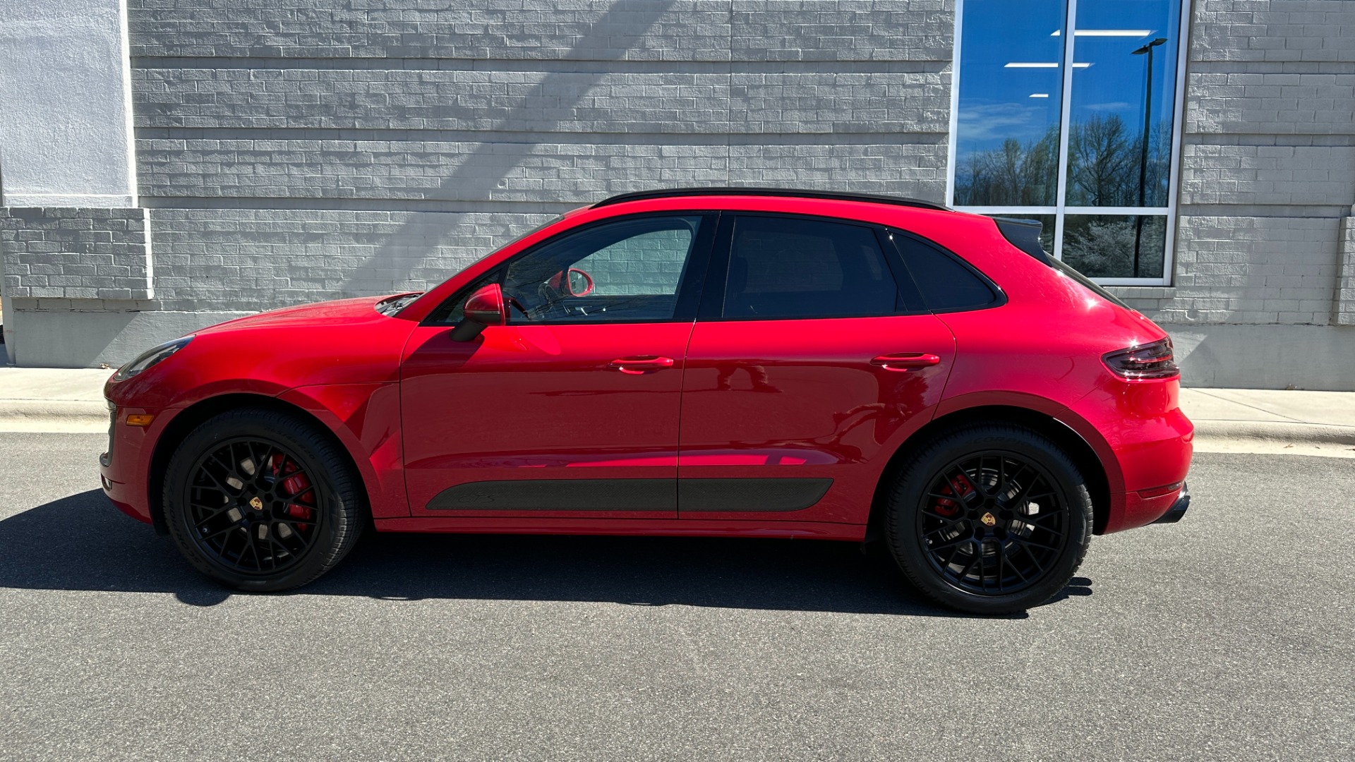 Used 2017 Porsche Macan GTS / CARBON FIBER / GTS INTERIOR / DYNAMIC LIGHTS / BOSE / SPORT WHEEL for sale Sold at Formula Imports in Charlotte NC 28227 6