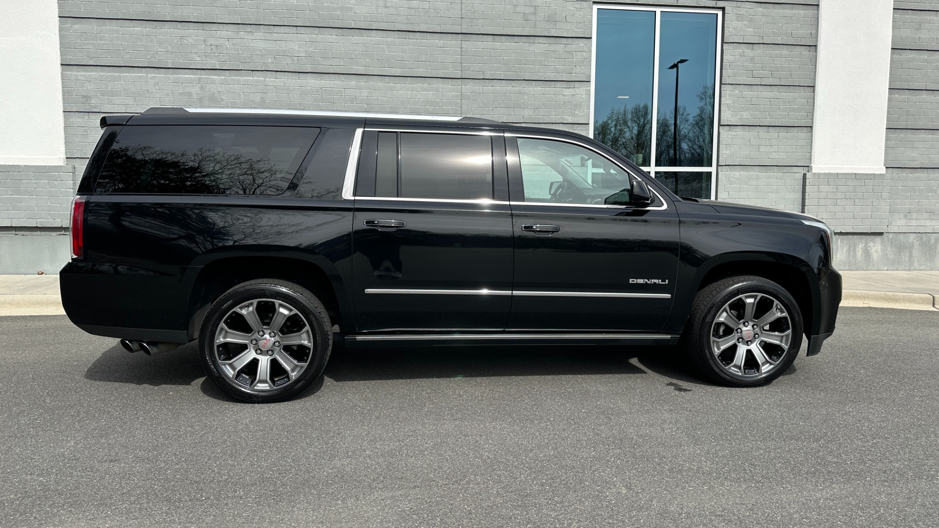 Used 2017 GMC Yukon XL DENALI / OPEN ROAD PACKAGE / 22IN WHEELS / REAR ENTERTAINMENT for sale Sold at Formula Imports in Charlotte NC 28227 6