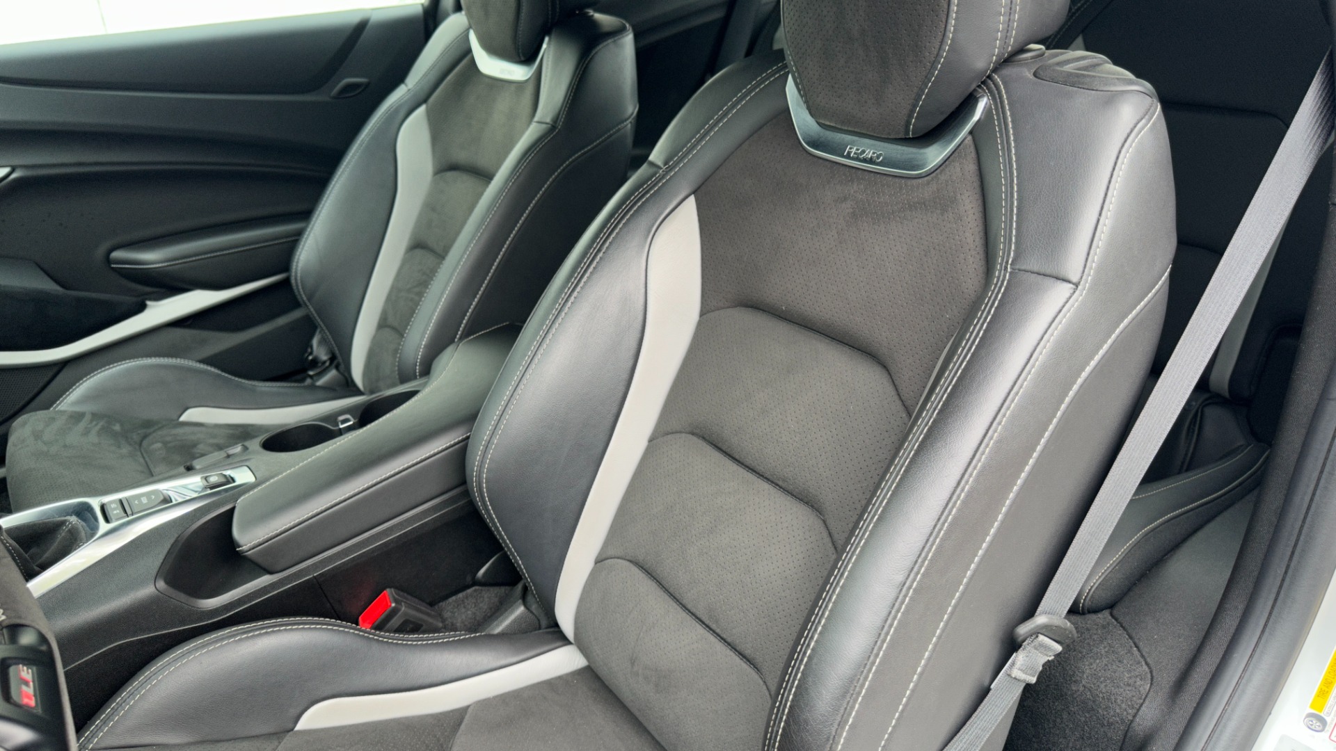 Used 2019 Chevrolet Camaro 2LT / 6SPD MANUAL / RECARO SEATS / UPGRADED WHEELS for sale $29,900 at Formula Imports in Charlotte NC 28227 13