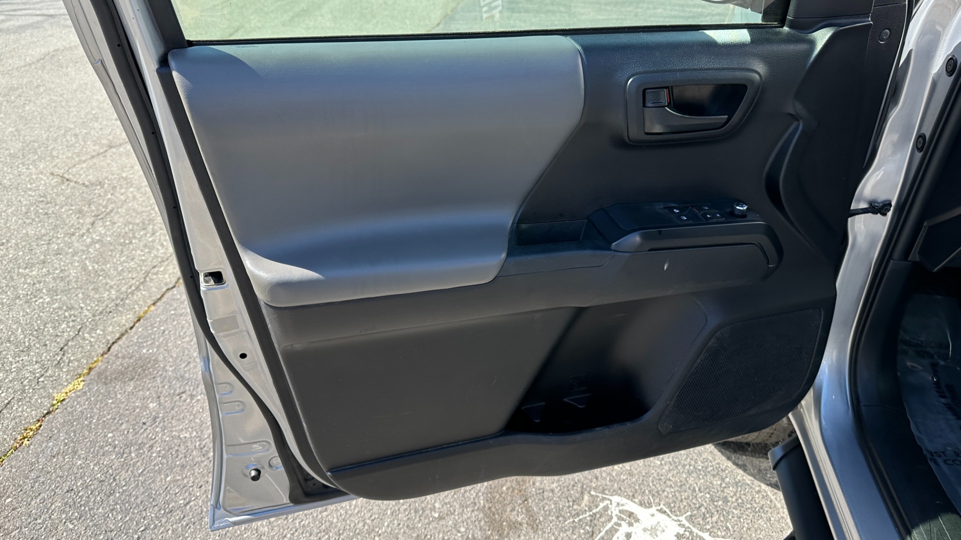 Used 2017 Toyota Tacoma SR5 / CLOTH / ACCESS CAB / UTILITY PACKAGE / PREDATOR SIDE STEPS for sale Sold at Formula Imports in Charlotte NC 28227 10