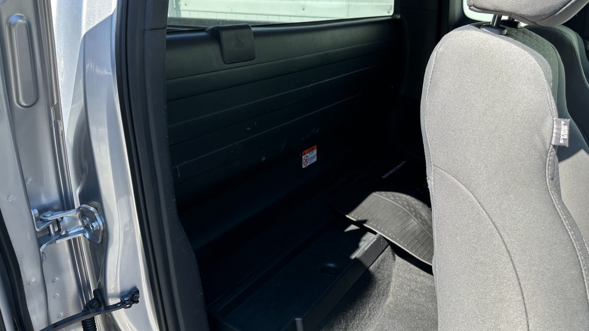 Used 2017 Toyota Tacoma SR5 / CLOTH / ACCESS CAB / UTILITY PACKAGE / PREDATOR SIDE STEPS for sale Sold at Formula Imports in Charlotte NC 28227 25