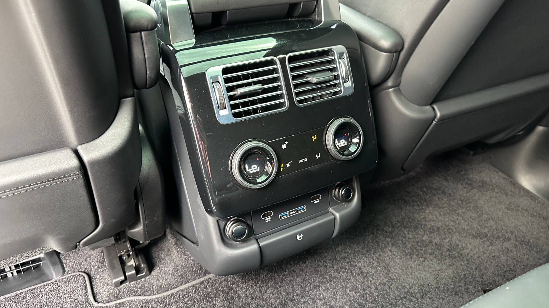 Used 2019 Land Rover Range Rover SUPERCHARGED / BLACKOUT / REAR ENTERTAINMENT / DRIVE PRO PACK / PARK PRO for sale $75,995 at Formula Imports in Charlotte NC 28227 24