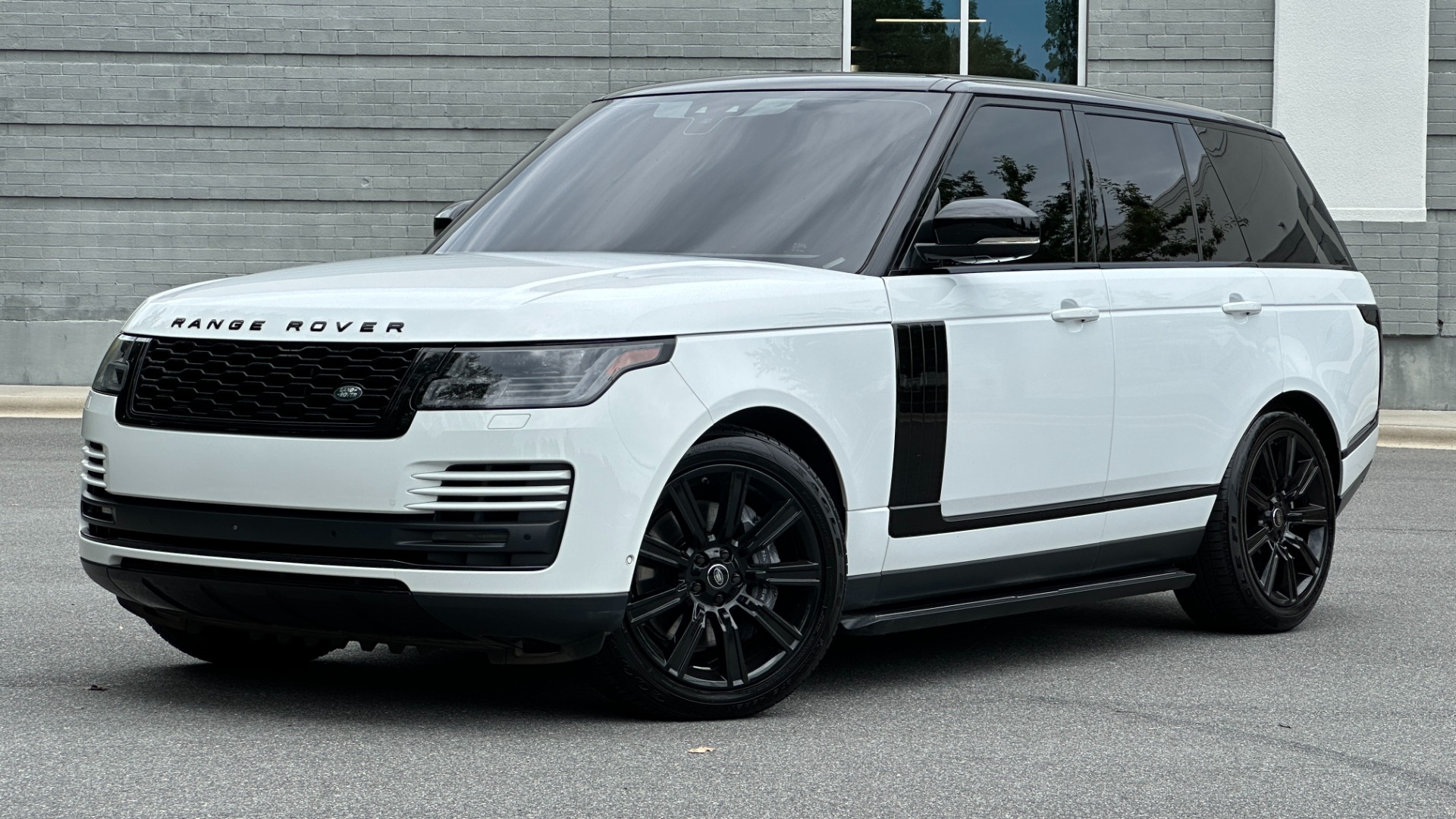 Used 2019 Land Rover Range Rover SUPERCHARGED / BLACKOUT / REAR ENTERTAINMENT / DRIVE PRO PACK / PARK PRO for sale $75,995 at Formula Imports in Charlotte NC 28227 1